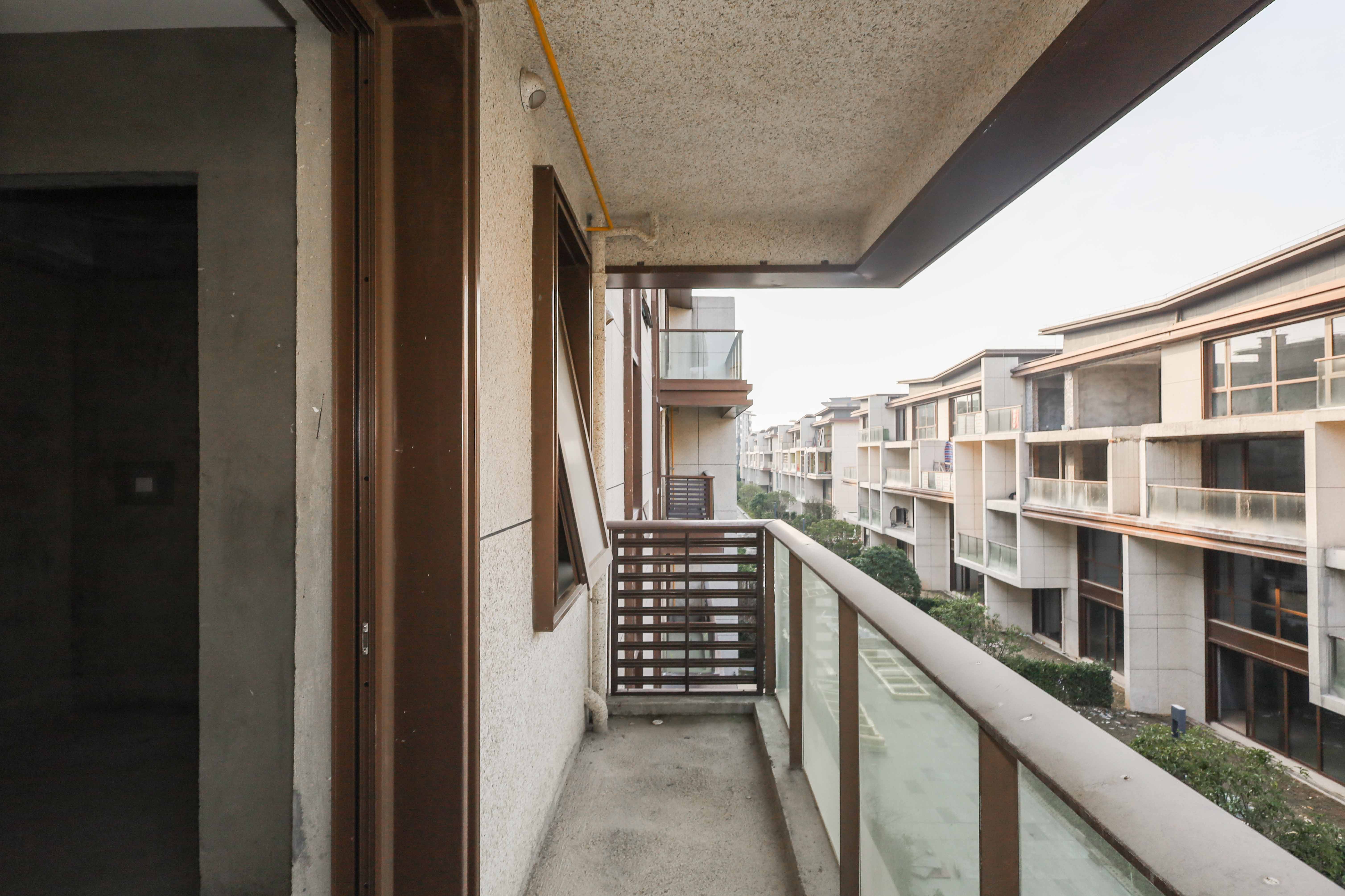 绿地麓湖郡  5室2厅3卫   460.00万阳台
