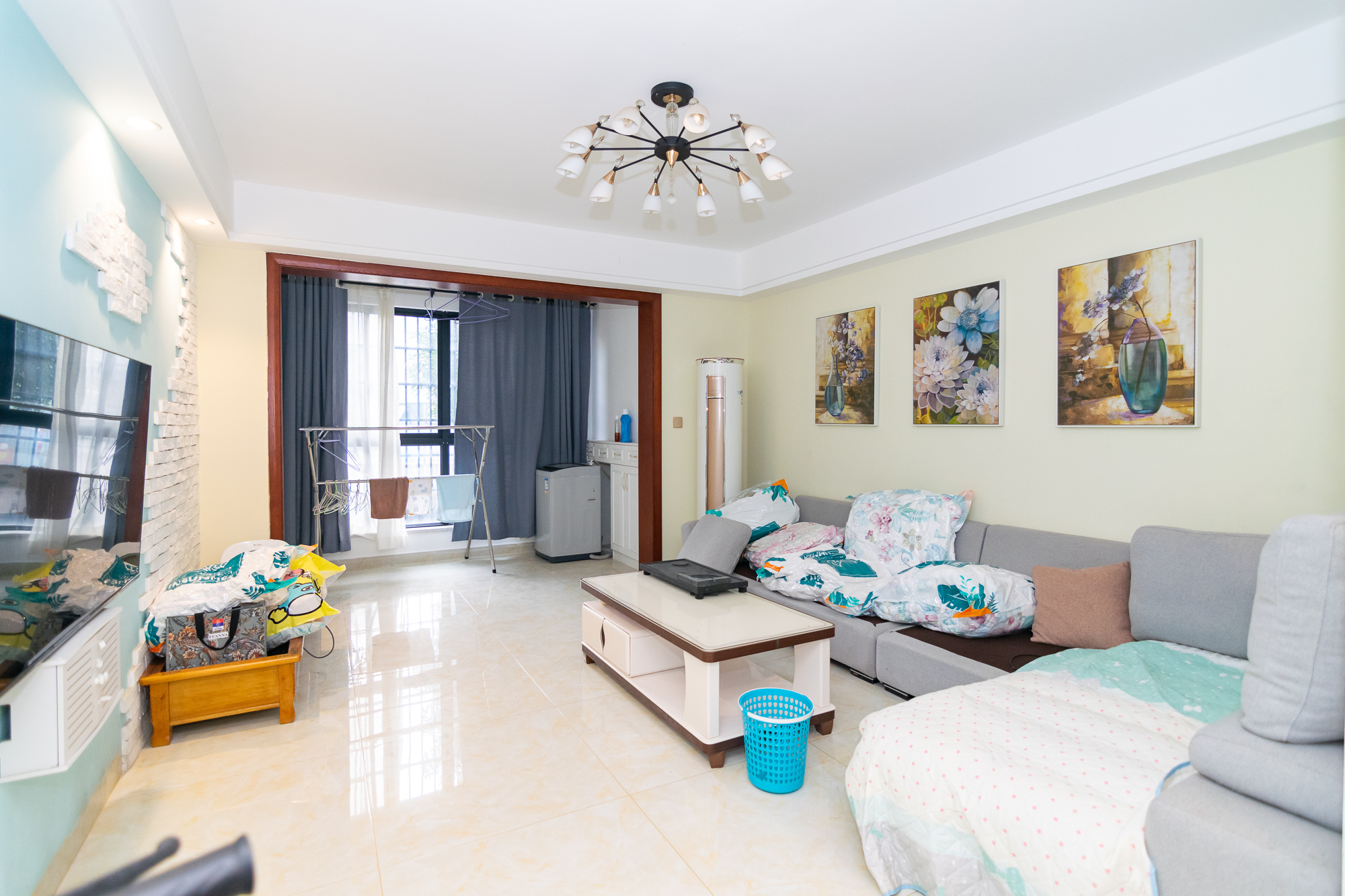 丽景华庭 3室2厅2卫 68.0万 丽景华庭 3室2厅2卫 68.0万客厅