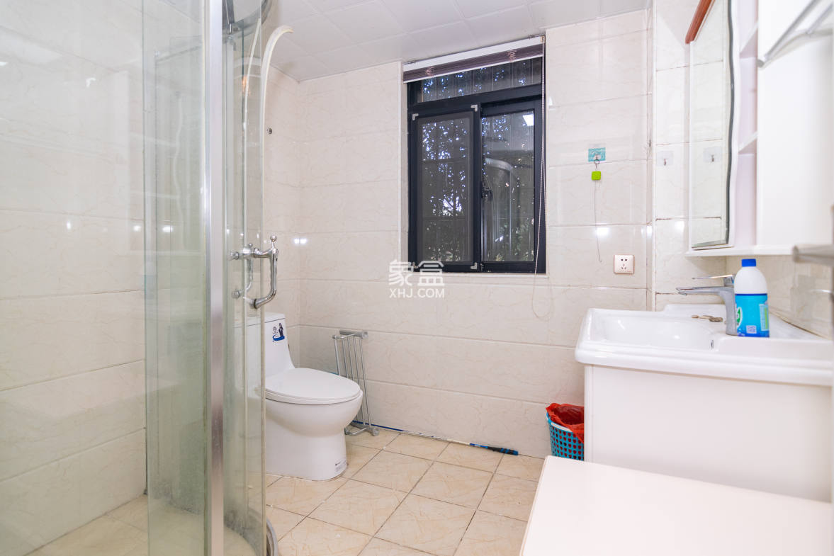 丽景华庭 3室2厅2卫 68.0万 丽景华庭 3室2厅2卫 68.0万卫生间