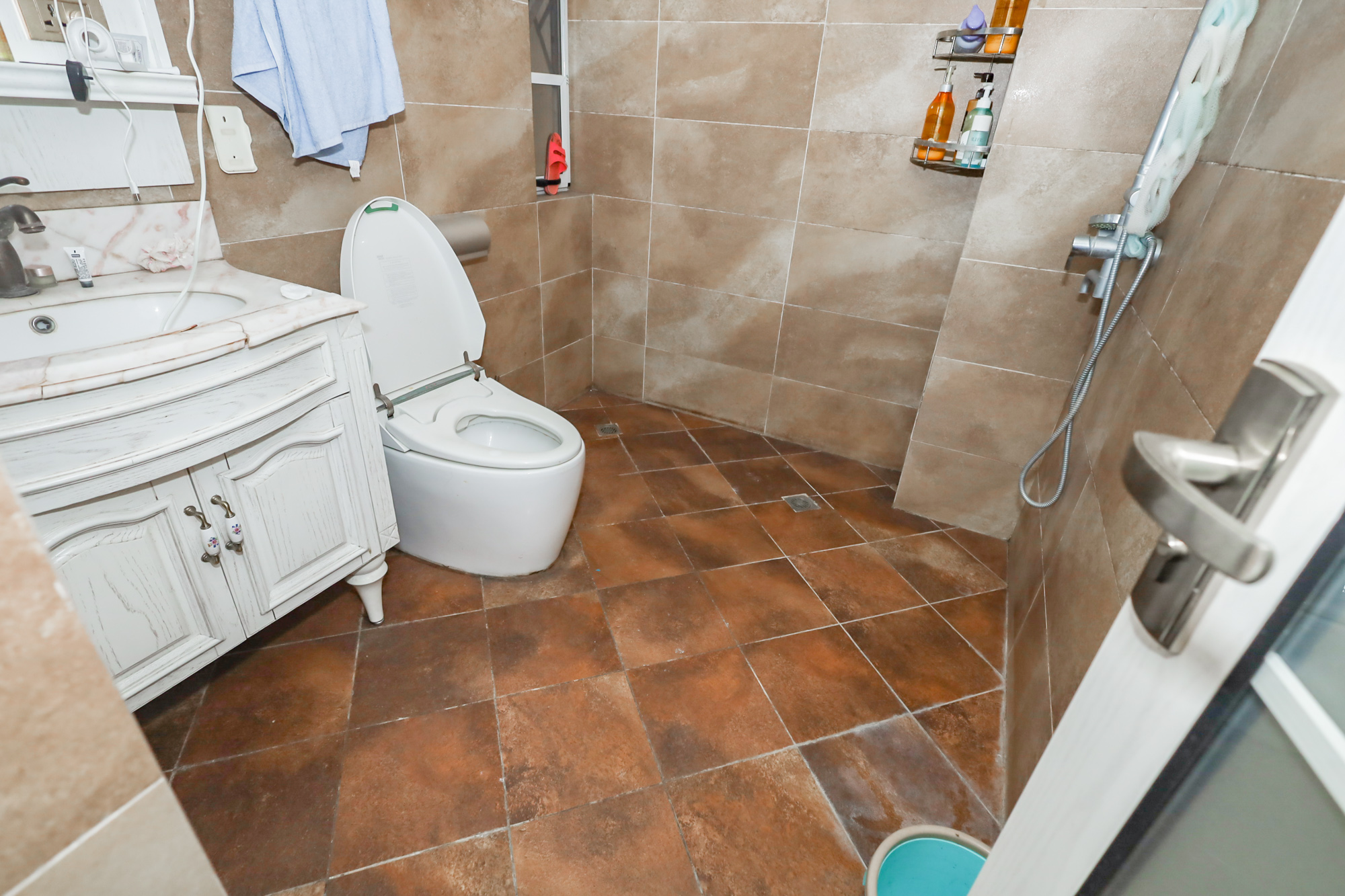 八方小区A区  4室2厅2卫    439.0万 八方小区A区  4室2厅2卫    439.0万卫生间