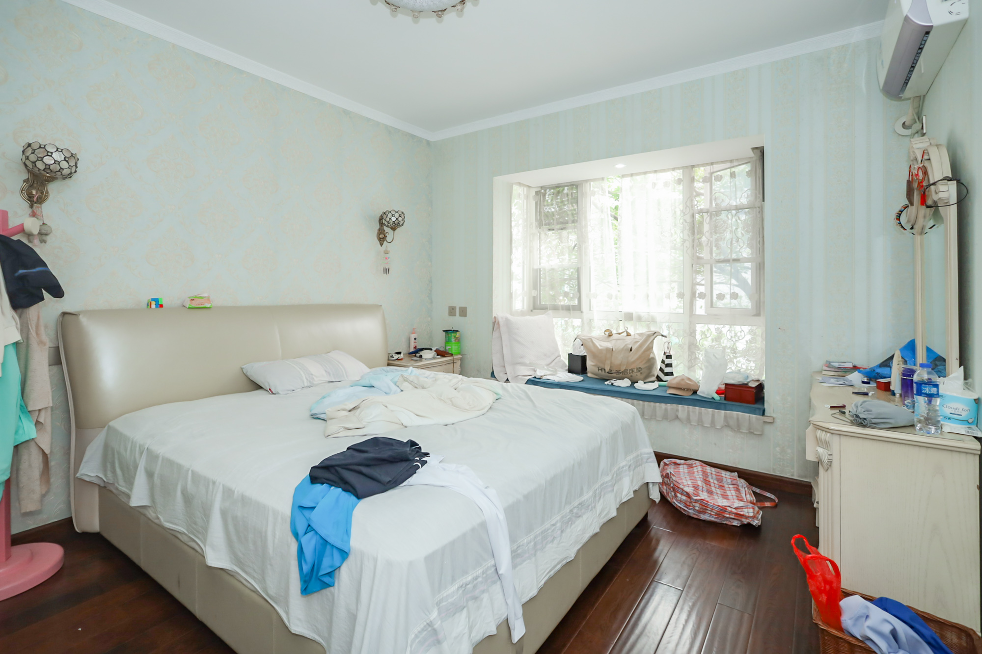 八方小区A区  4室2厅2卫    439.0万 八方小区A区  4室2厅2卫    439.0万卧室