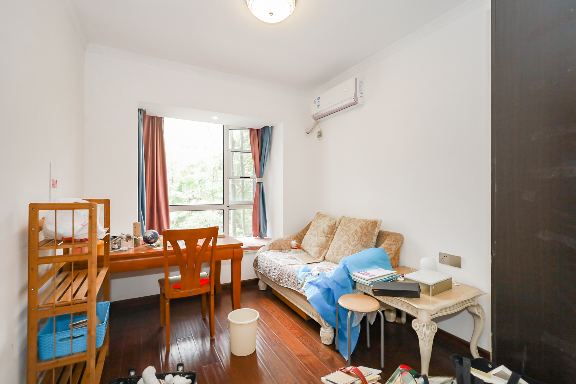 八方小区A区  4室2厅2卫    439.0万 八方小区A区  4室2厅2卫    439.0万卧室