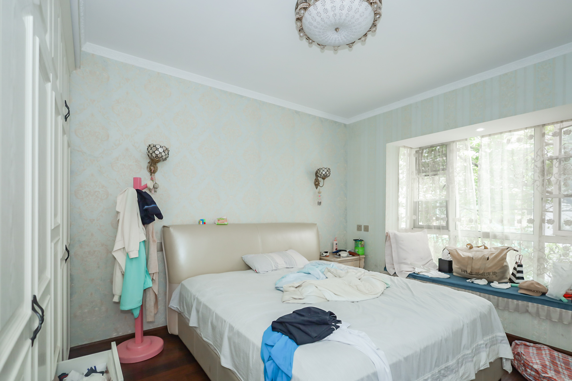 八方小区A区  4室2厅2卫    439.0万 八方小区A区  4室2厅2卫    439.0万卧室