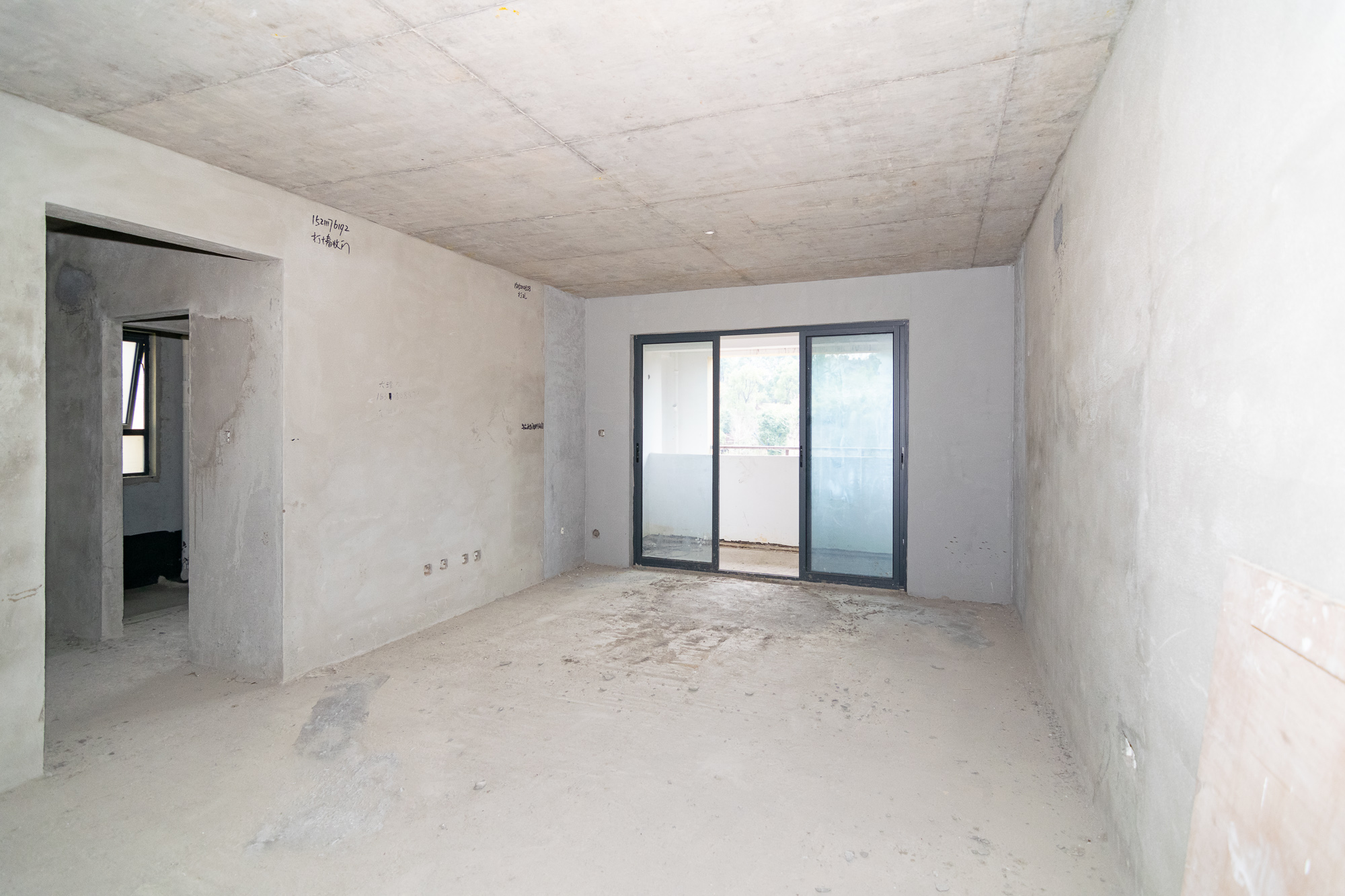 鸿海公园里 3室2厅2卫 72.0万 鸿海公园里 3室2厅2卫 72.0万客厅