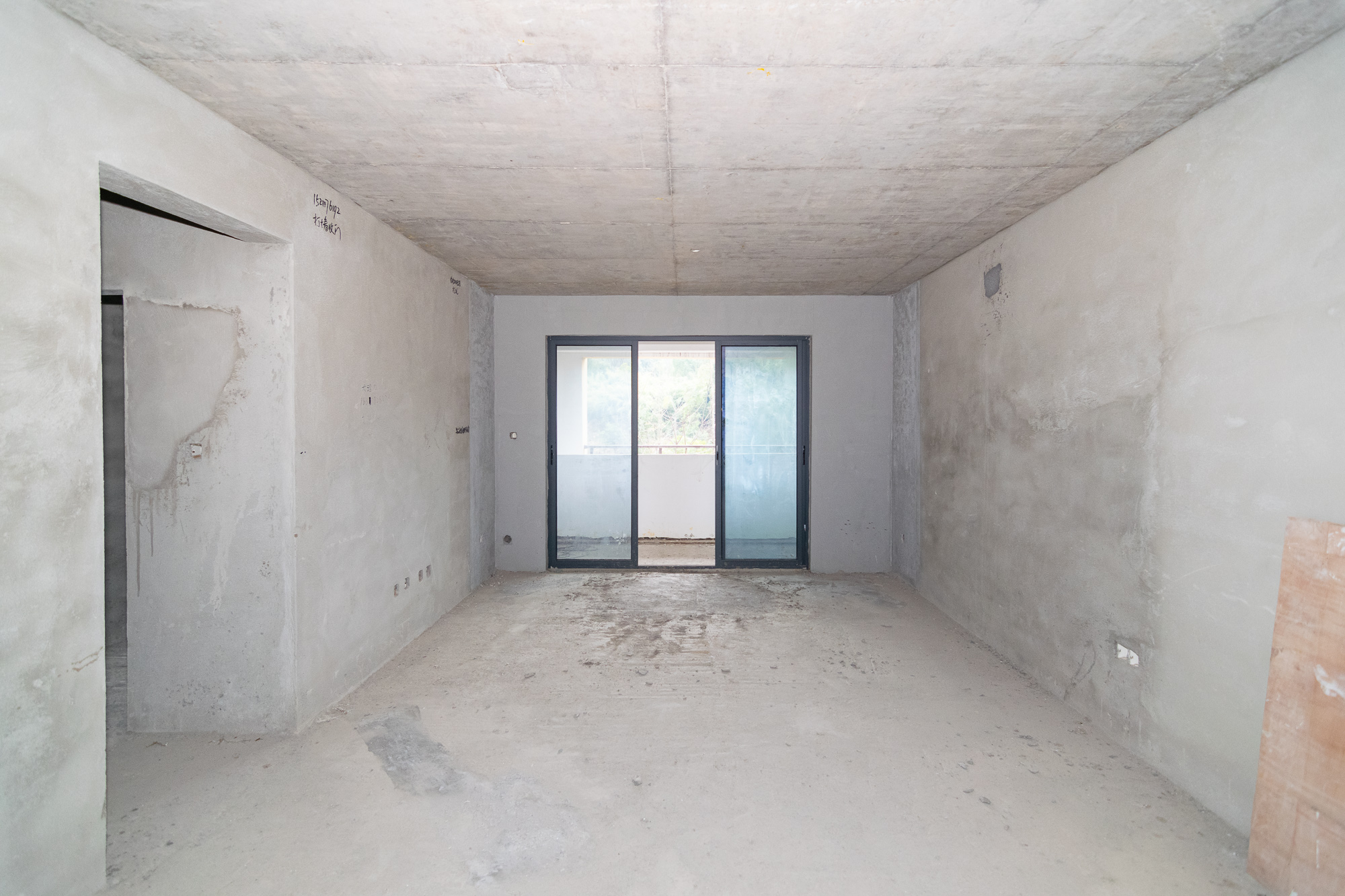 鸿海公园里 3室2厅2卫 72.0万 鸿海公园里 3室2厅2卫 72.0万客厅