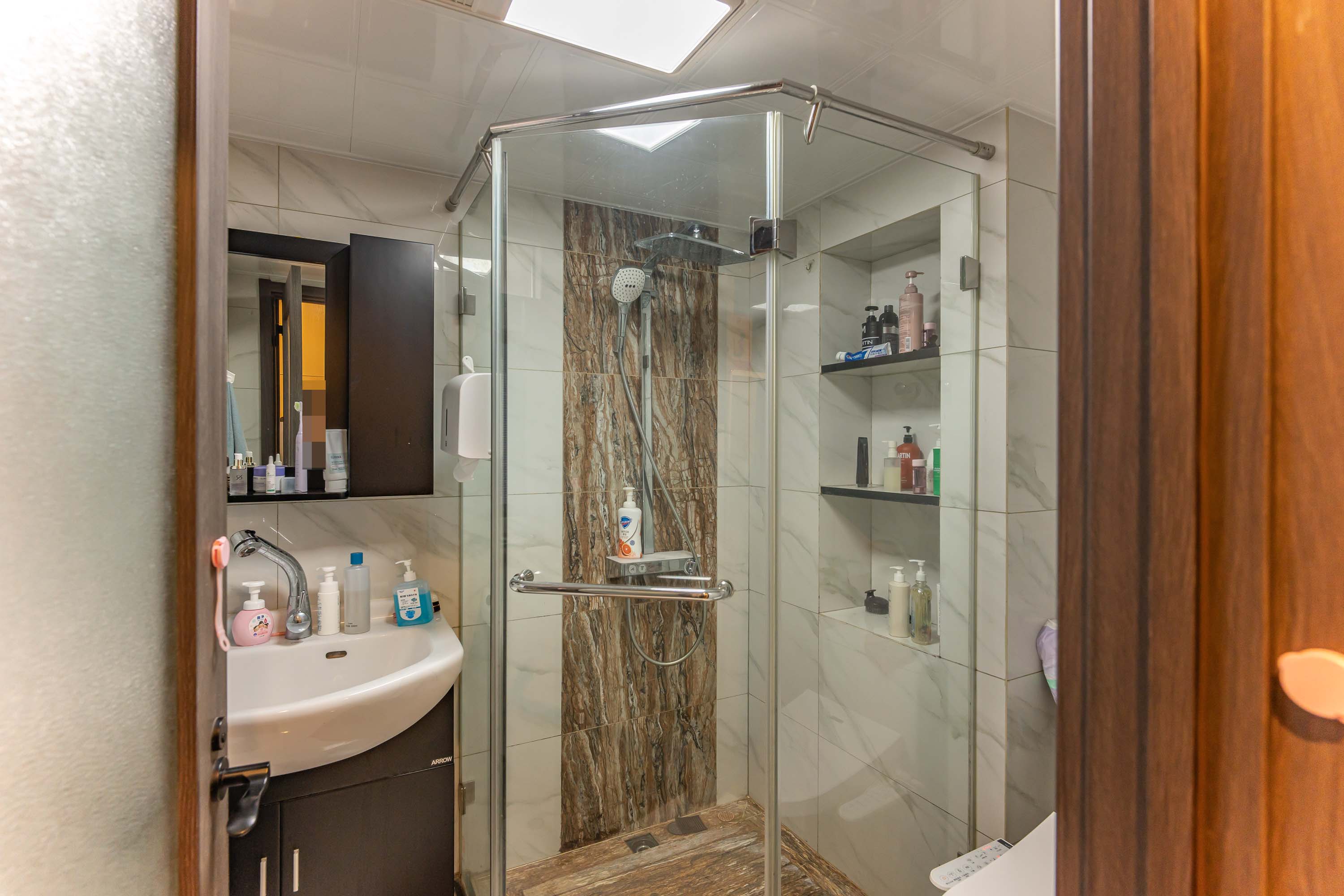 华润橡树湾 4室2厅2卫 136.8万 华润橡树湾 4室2厅2卫 136.8万卫生间