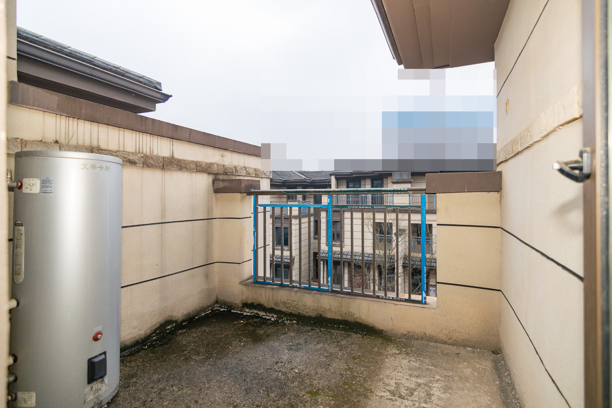 澳海望洲府  4室2厅3卫   235.00万阳台