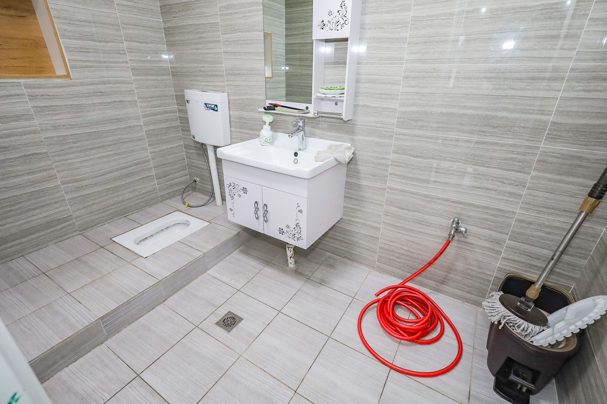 八方小区A区  4室2厅1卫   645.00万卫生间