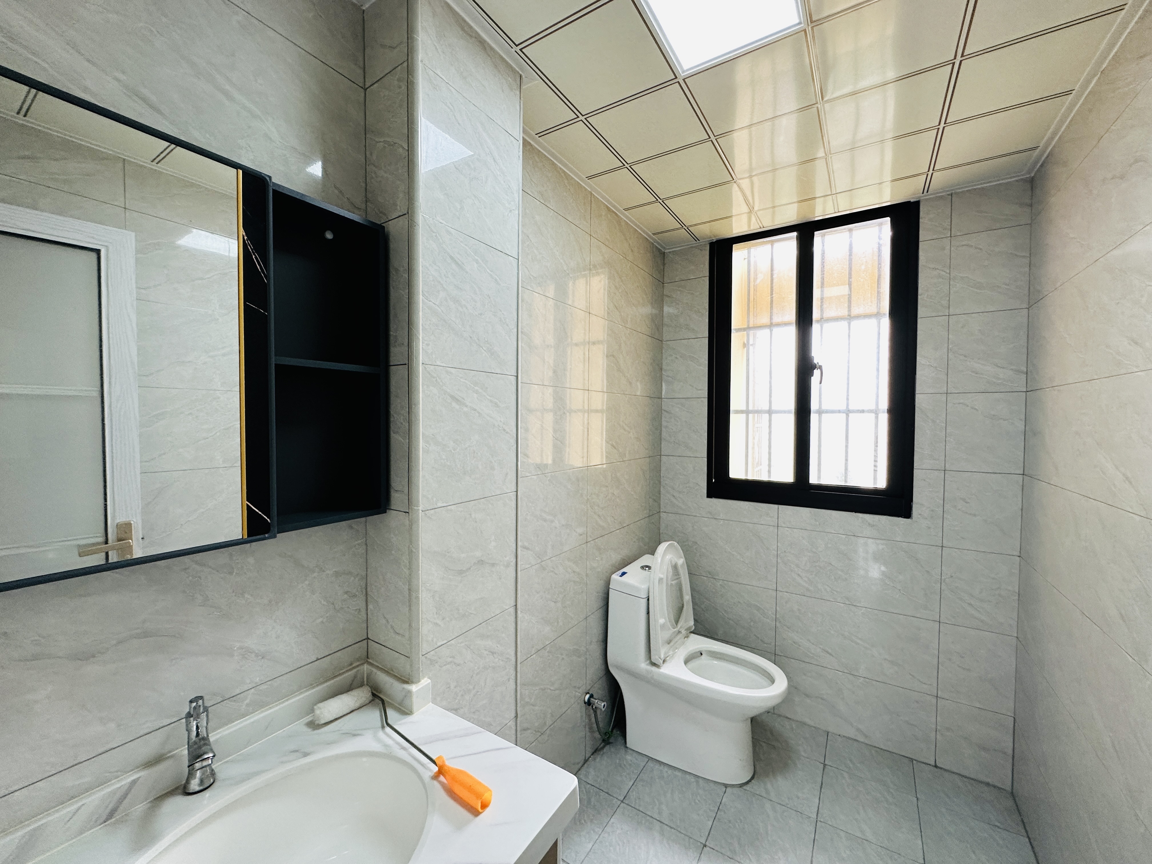 水岸阳光B小区 2室2厅1卫 85.0万 水岸阳光B小区 2室2厅1卫 85.0万卫生间