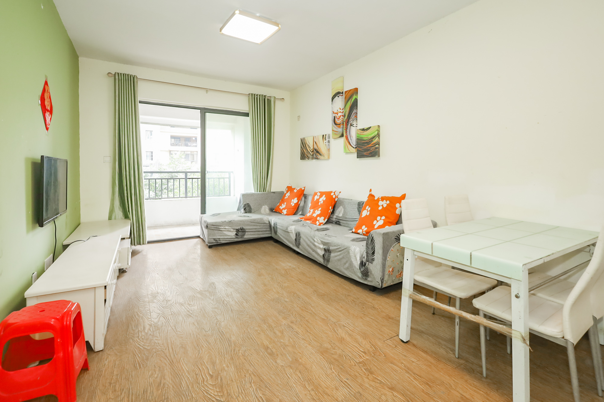 兰亭都荟(璟峰苑) 3室2厅1卫 88.0万 兰亭都荟(璟峰苑) 3室2厅1卫 88.0万客厅