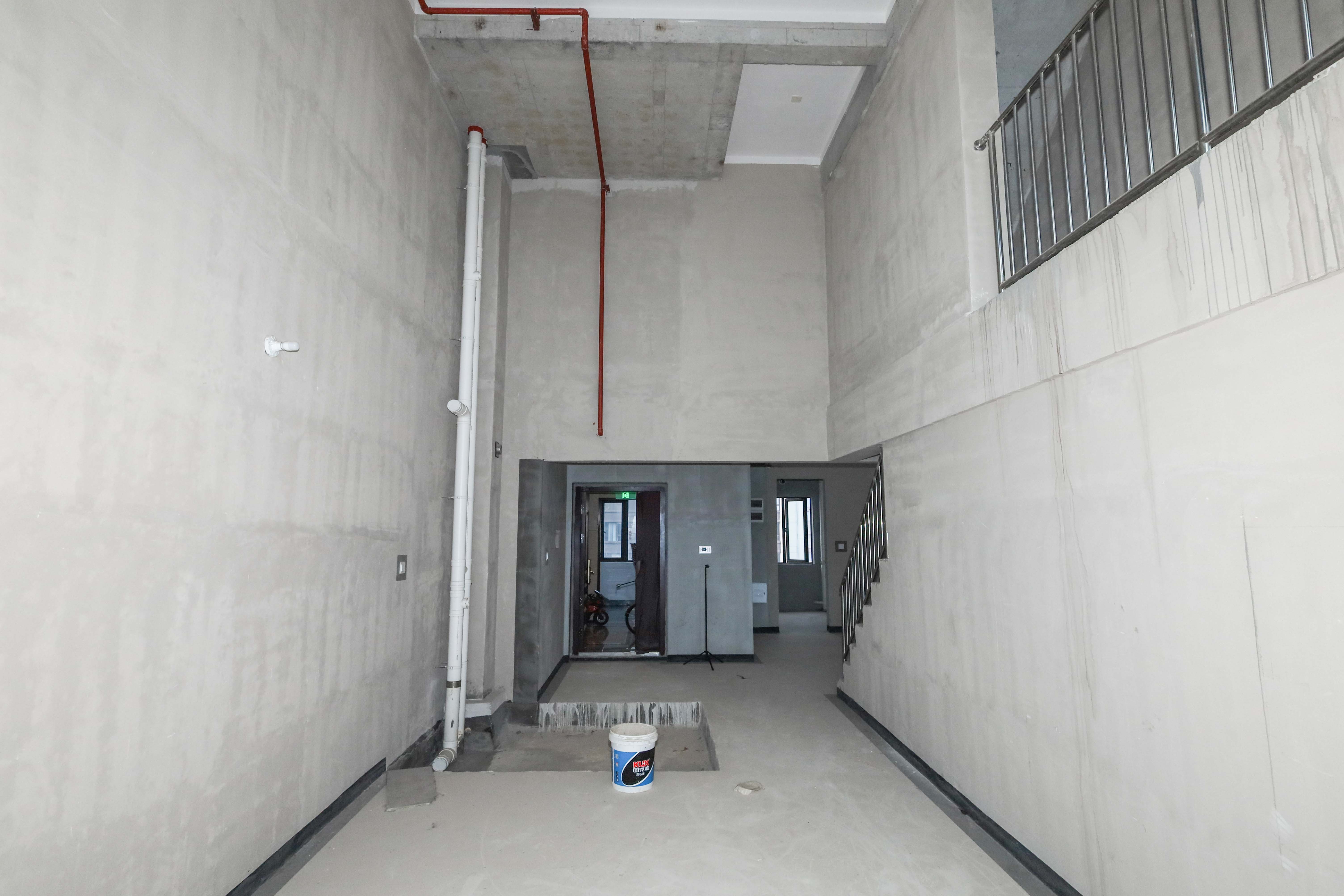 建发央著  4室2厅2卫   230.00万客厅