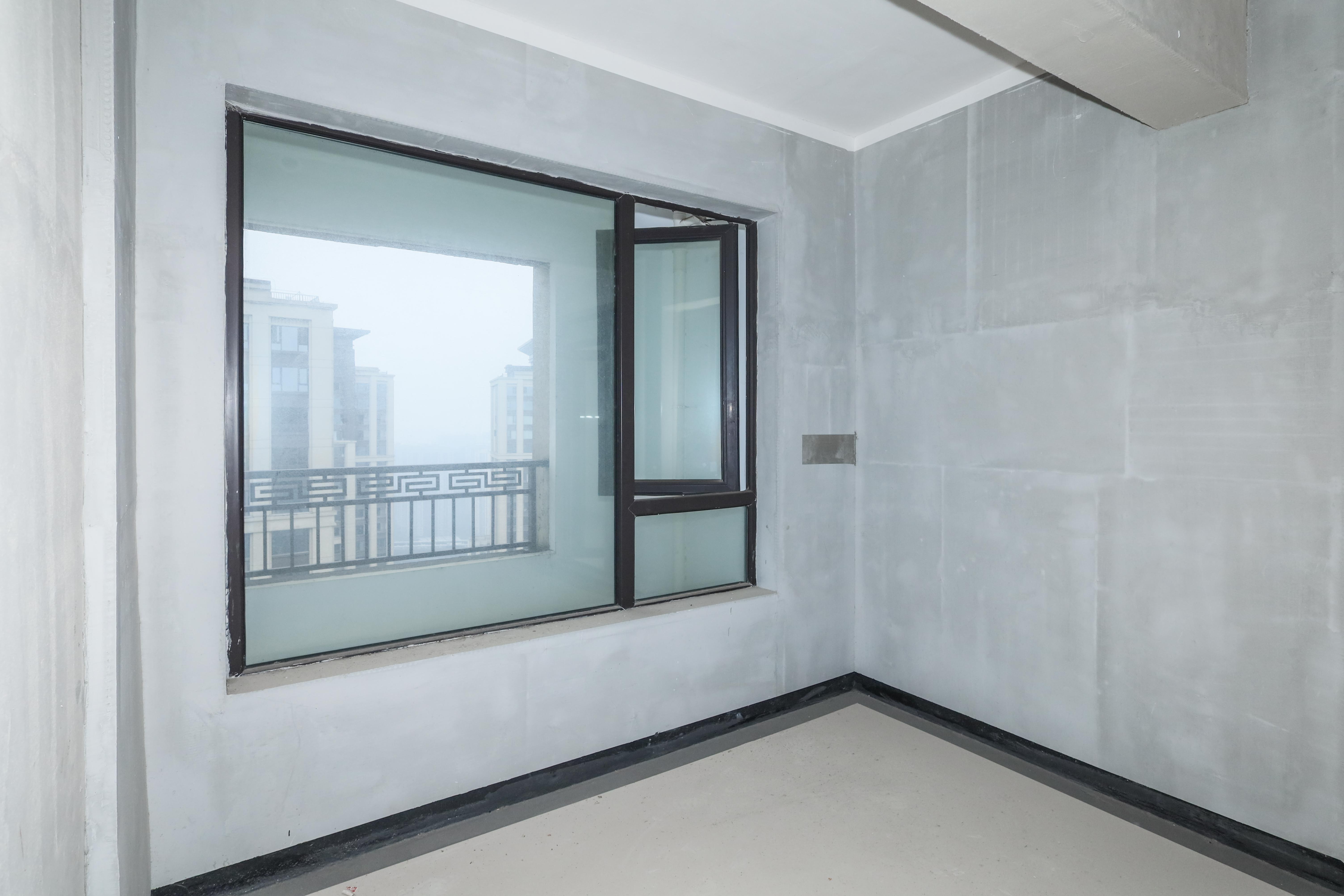 建发央著  4室2厅2卫   230.00万卧室