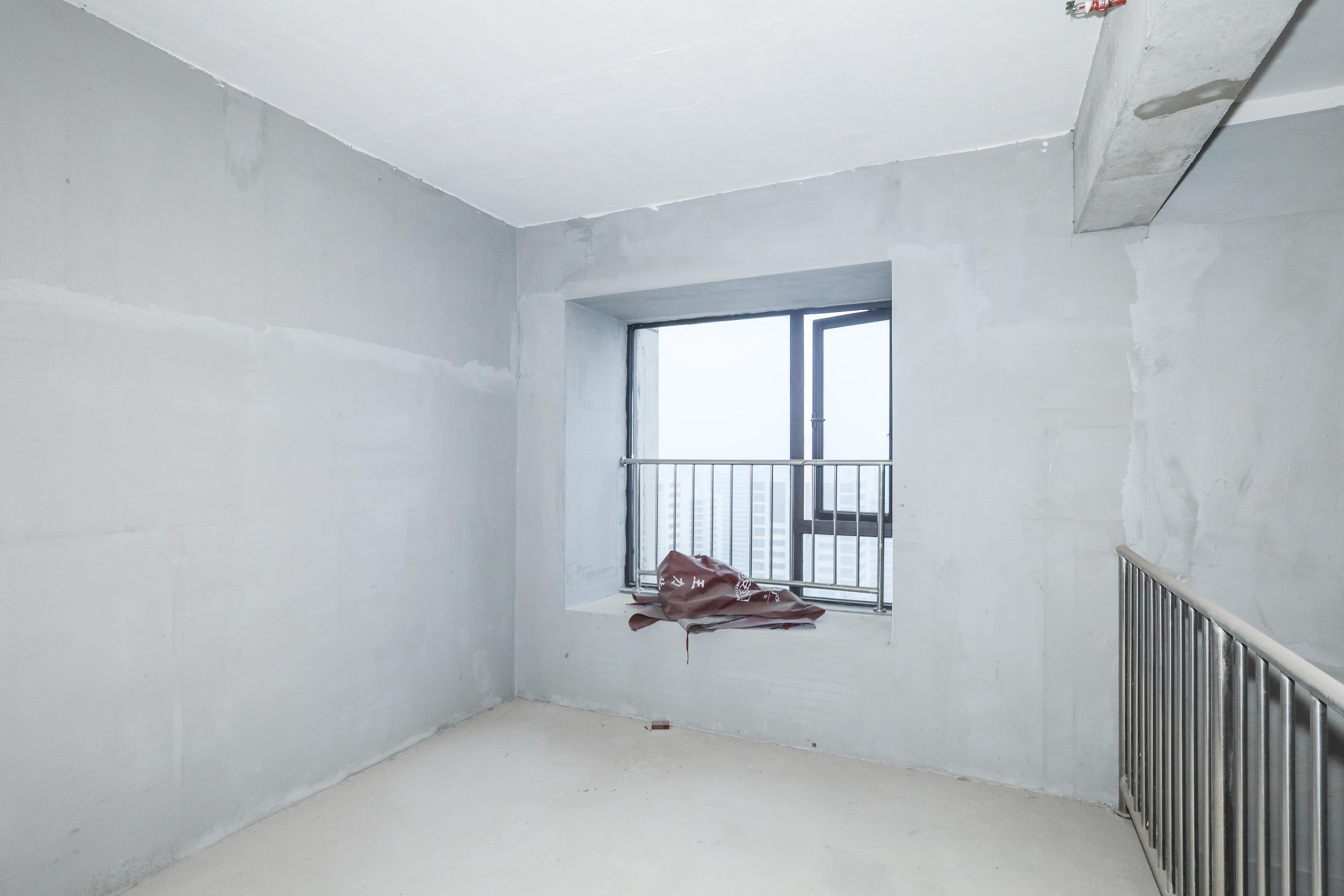 建发央著  4室2厅2卫   230.00万卧室