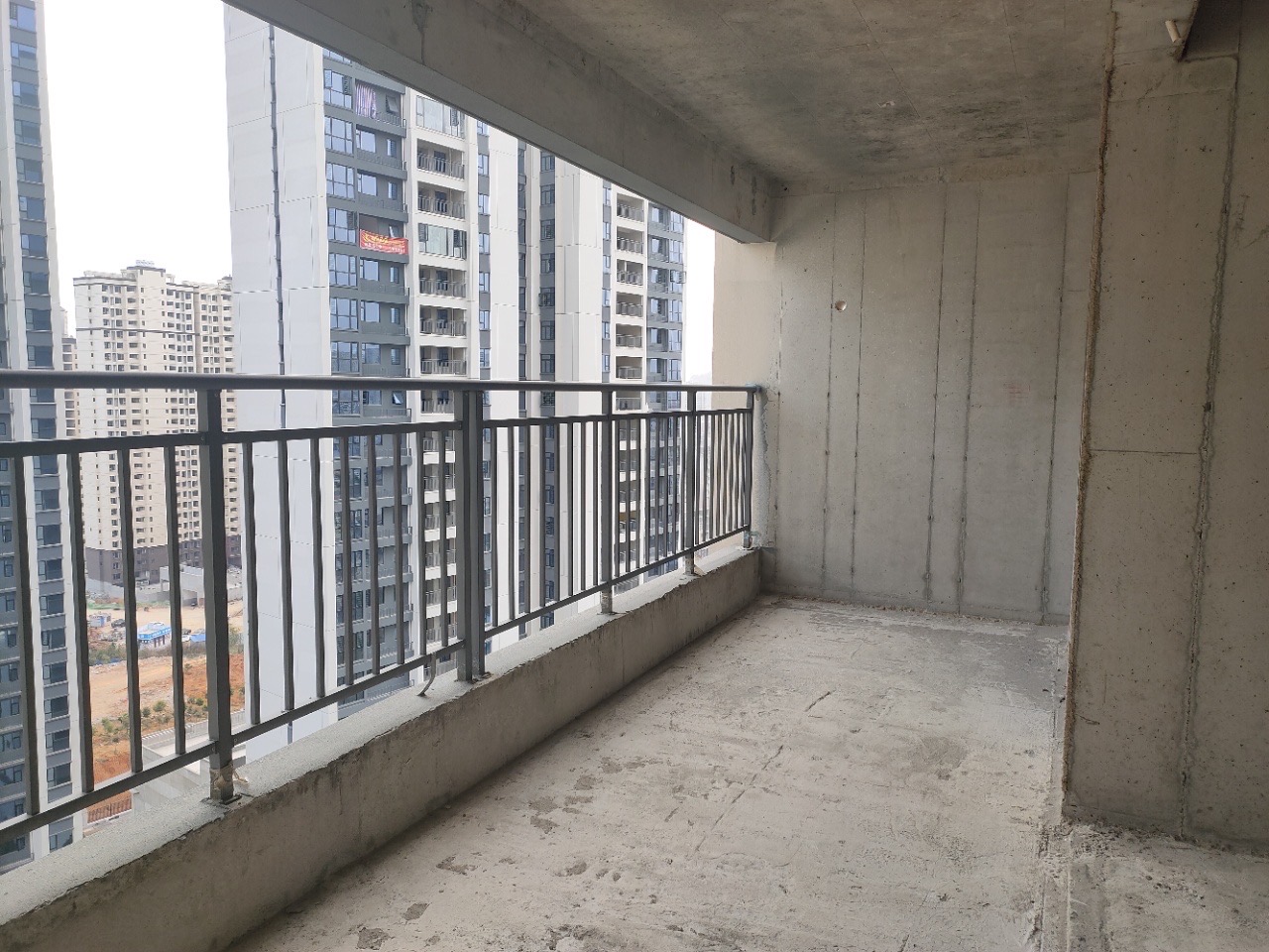 湘悦青春里  5室3厅3卫    180.0万客厅