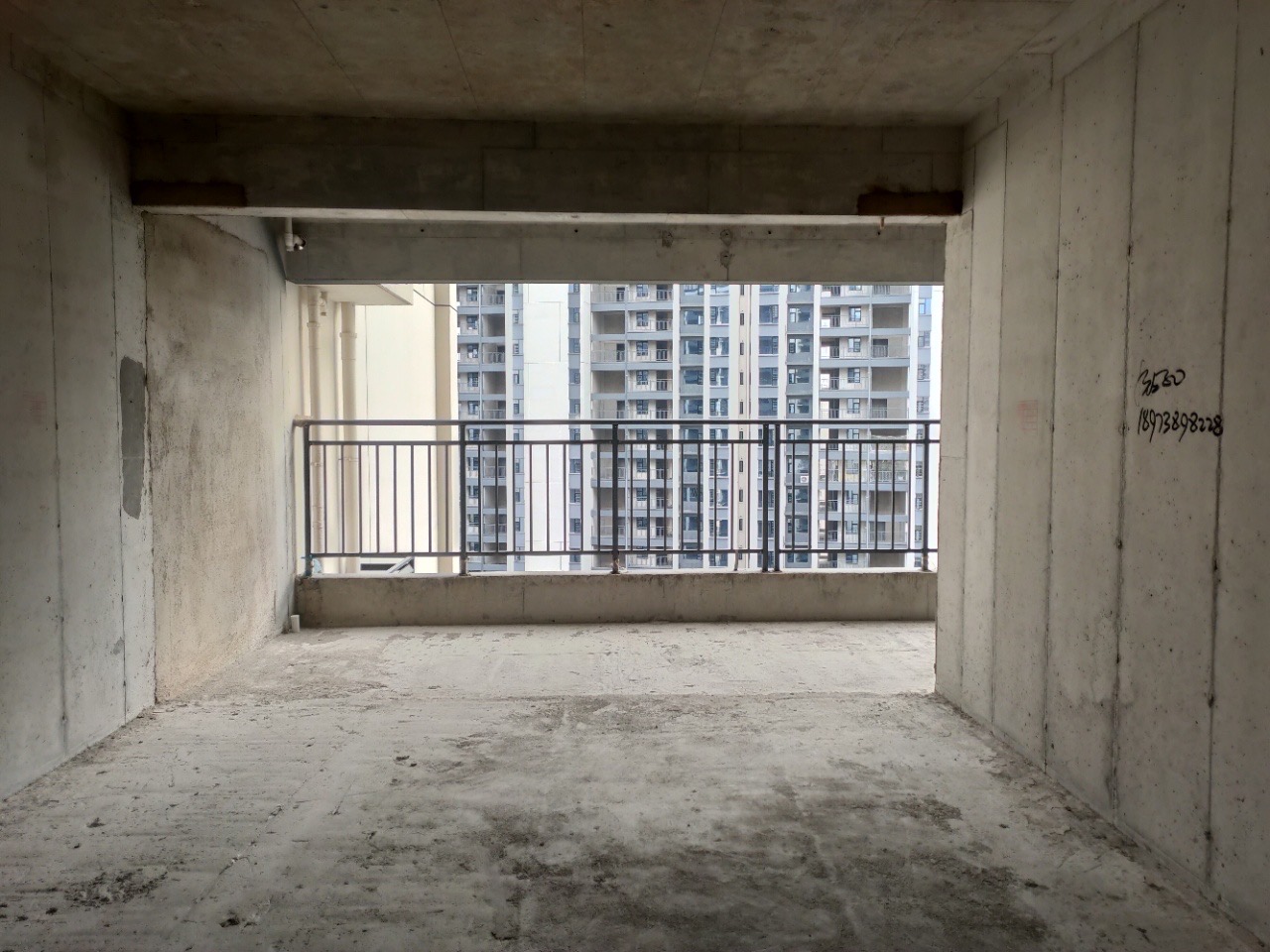 湘悦青春里 5室3厅3卫 180.0万 湘悦青春里 5室3厅3卫 180.0万客厅