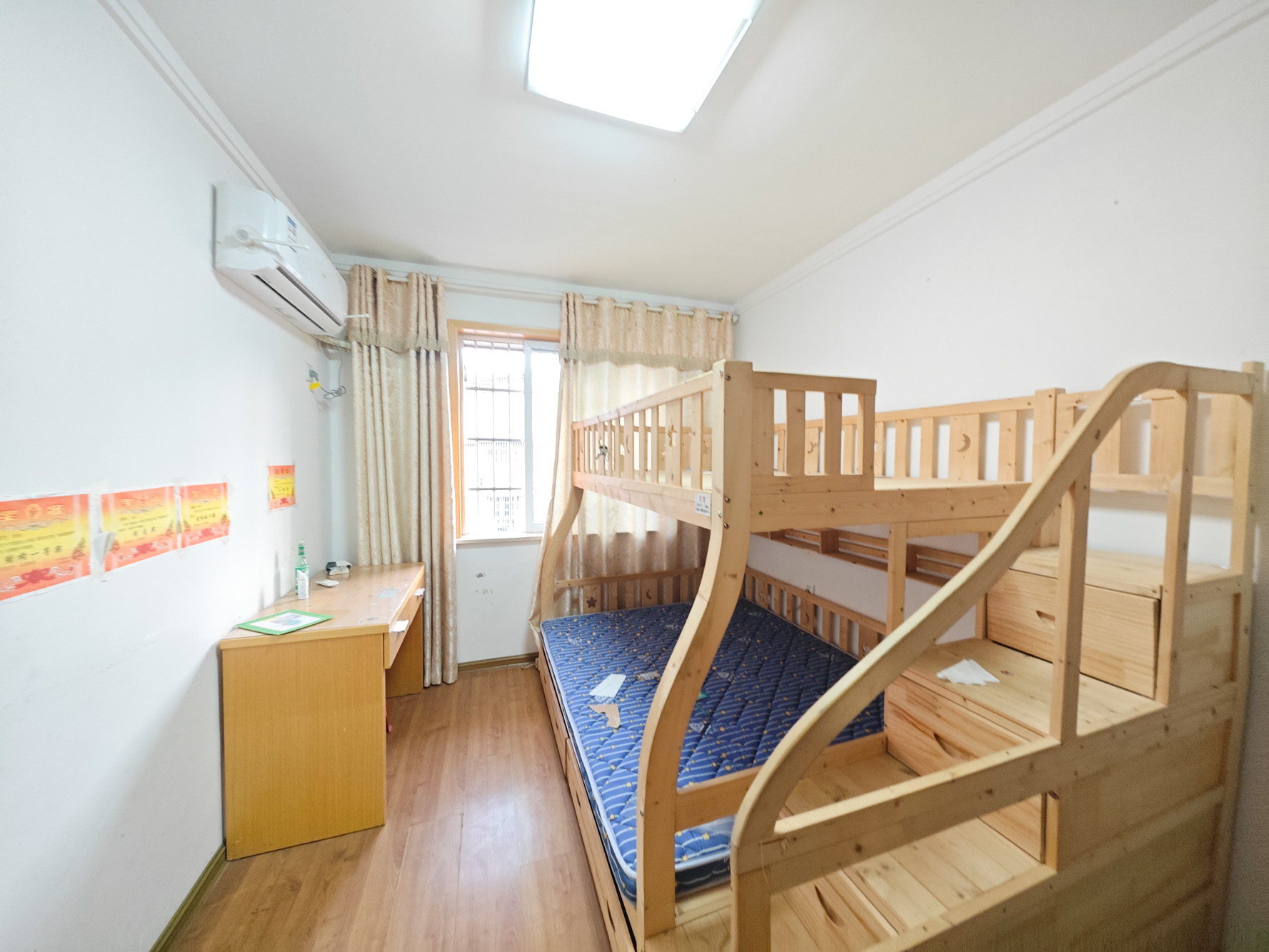 景环小区  4室2厅2卫   64.00万卧室