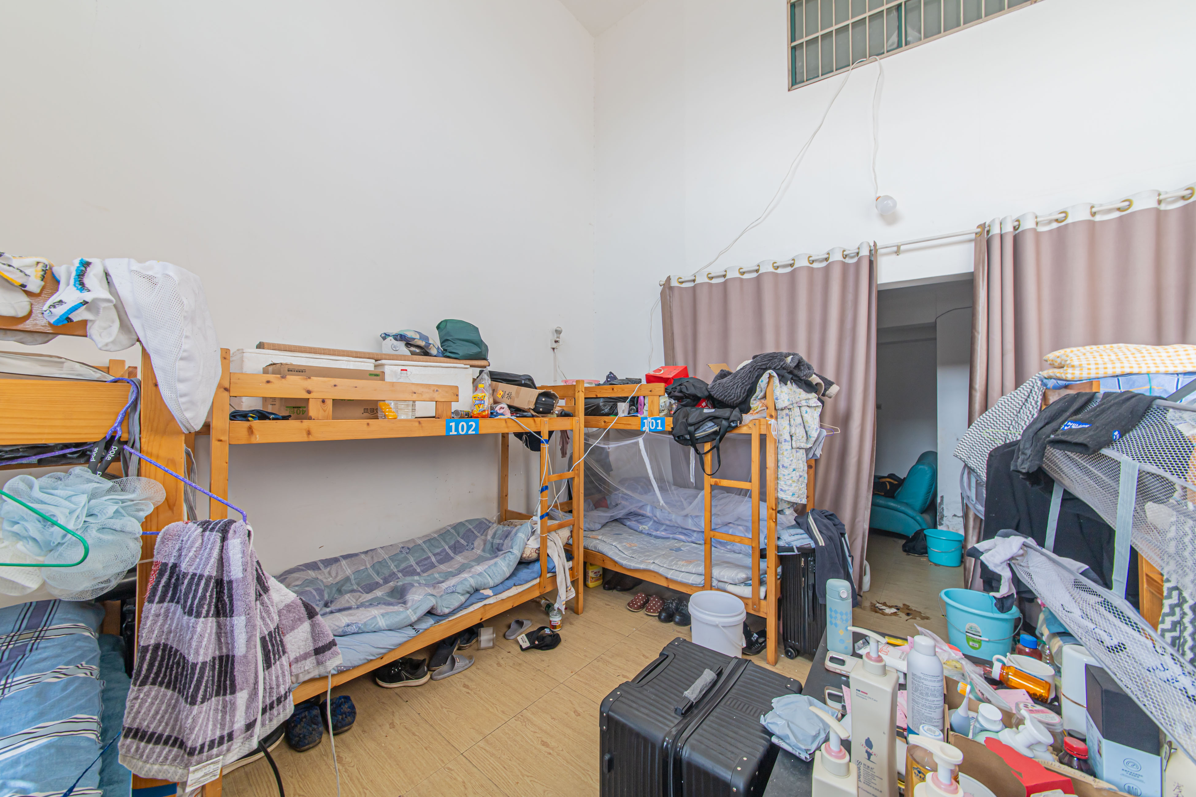 银桂苑 6室2厅1卫 211.8万 银桂苑 6室2厅1卫 211.8万客厅