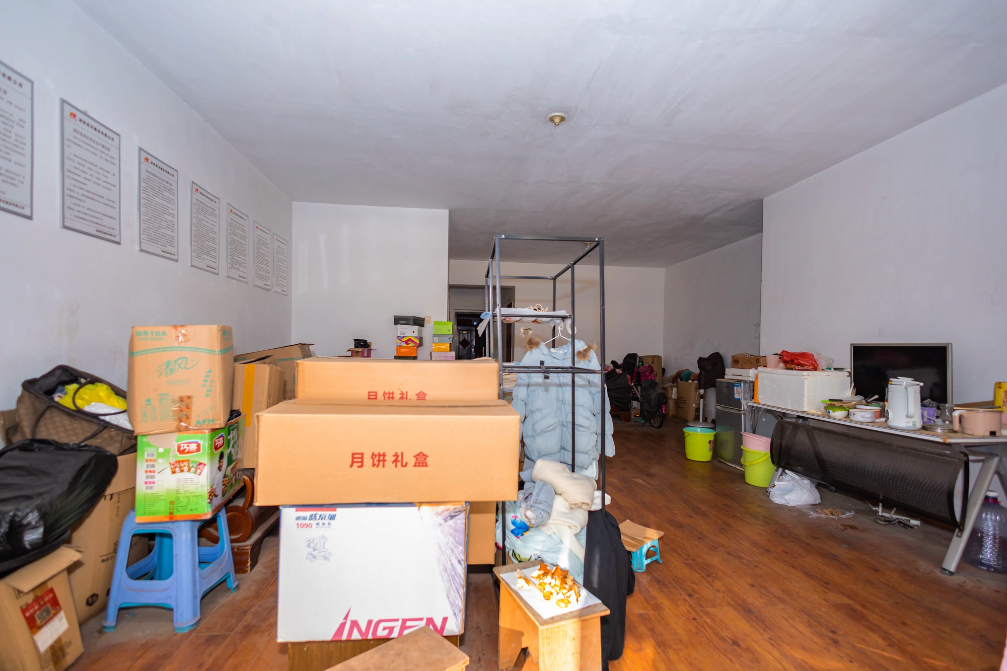 明城公寓 5室2厅2卫 99.8万 明城公寓 5室2厅2卫 99.8万客厅