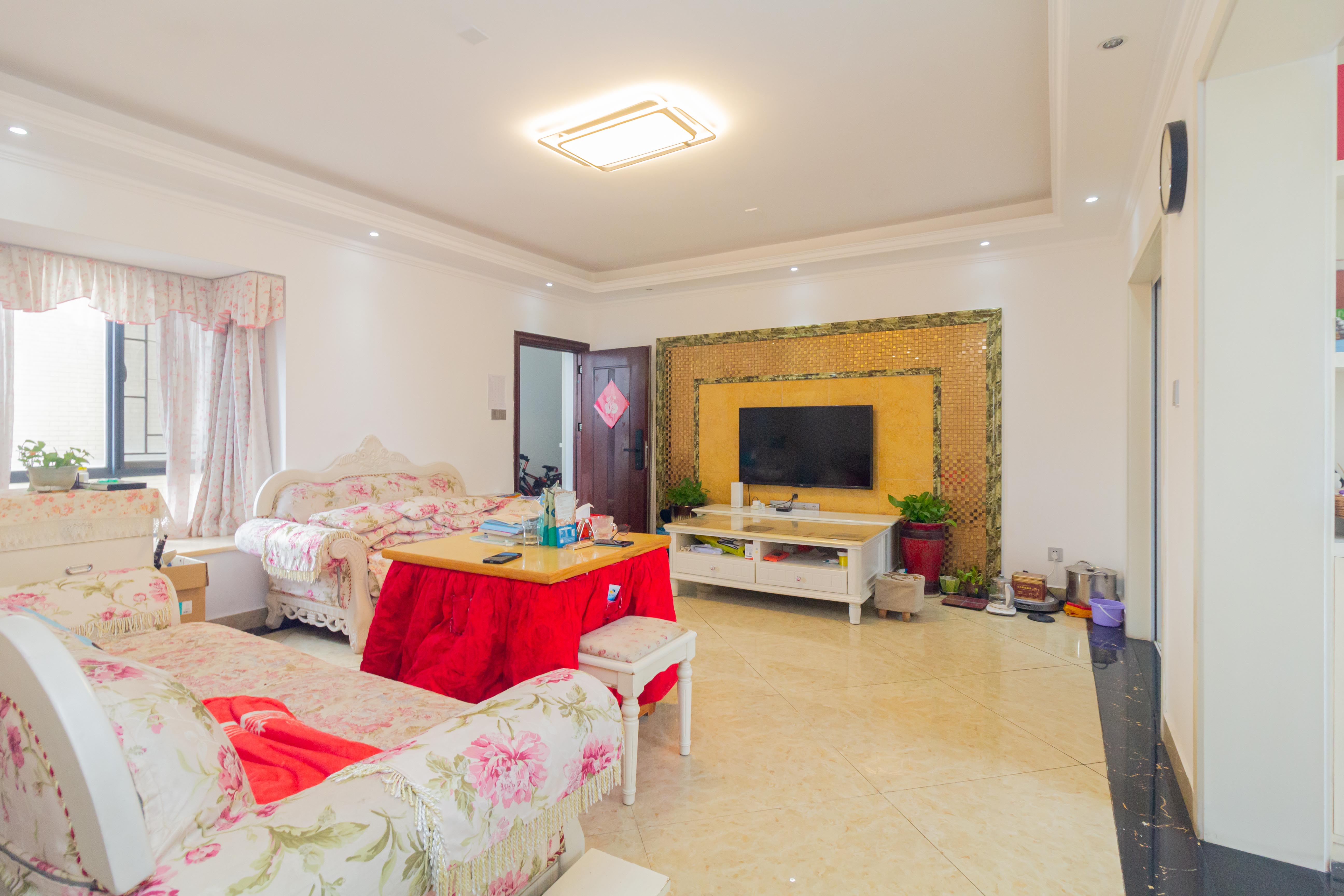 中国铁建国际城一期  3室2厅1卫    55.0万客厅