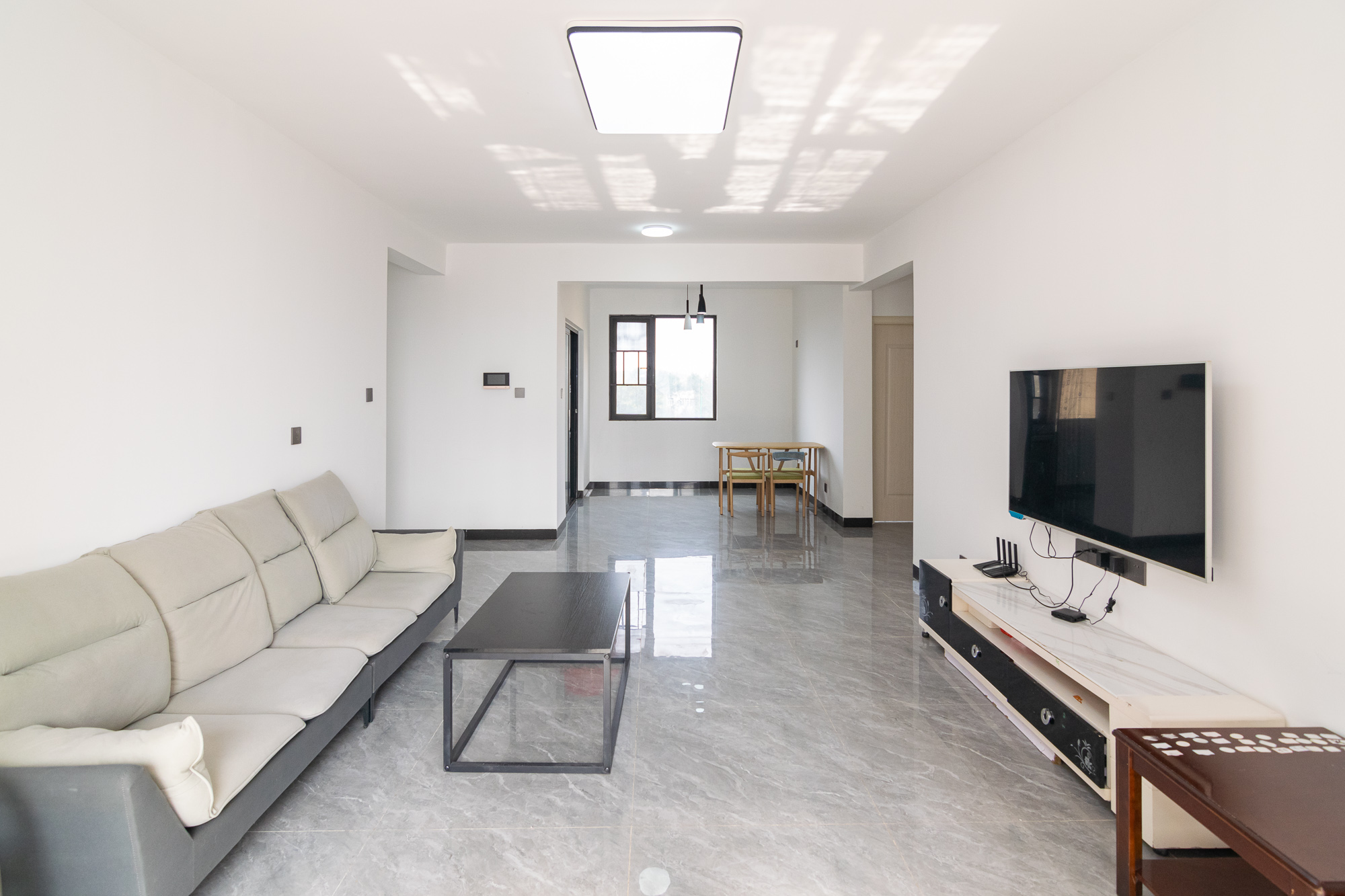 美的翰城 4室2厅2卫 80.0万 美的翰城 4室2厅2卫 80.0万客厅