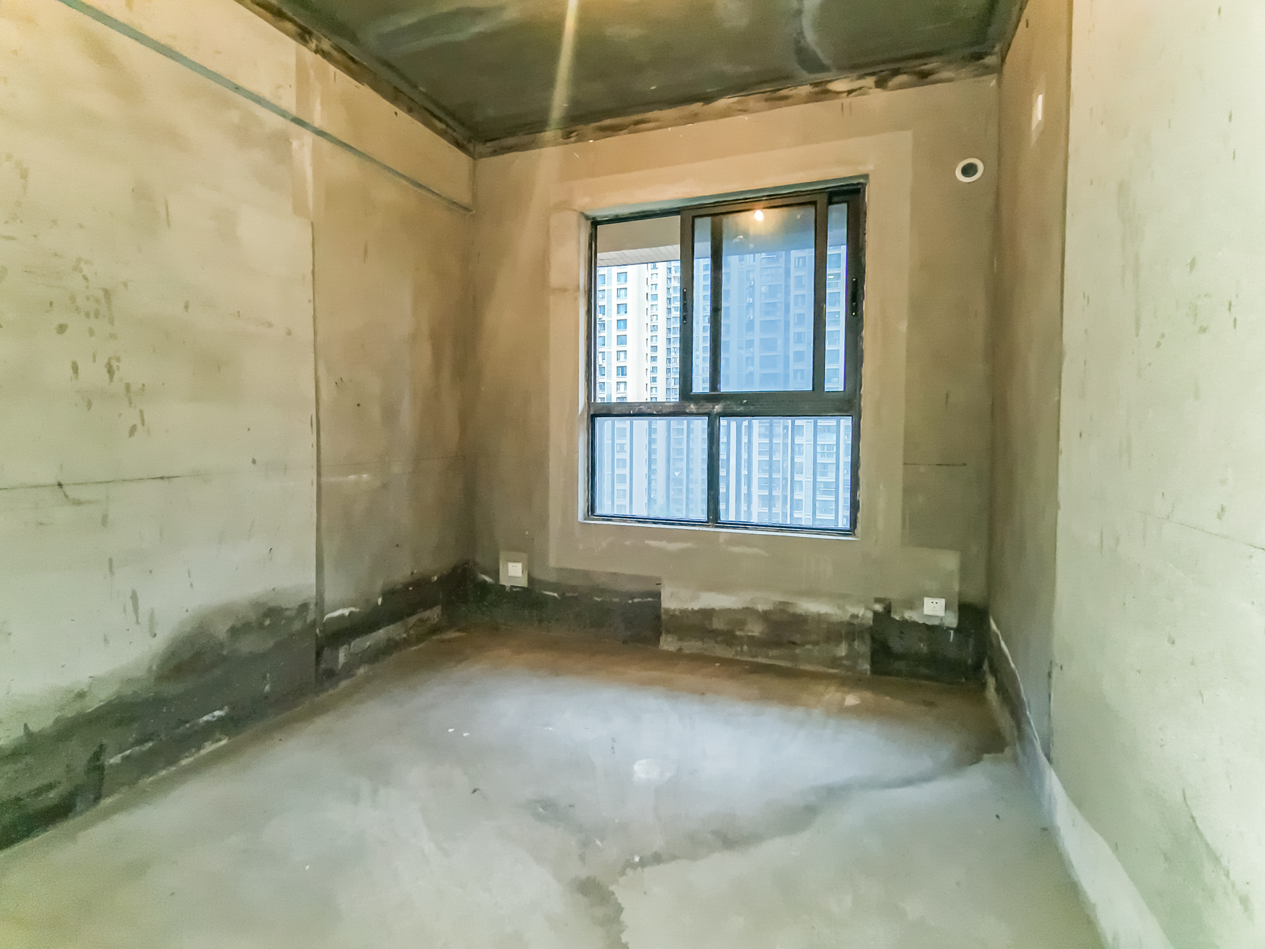 三一街区  4室2厅2卫   144.30万卧室