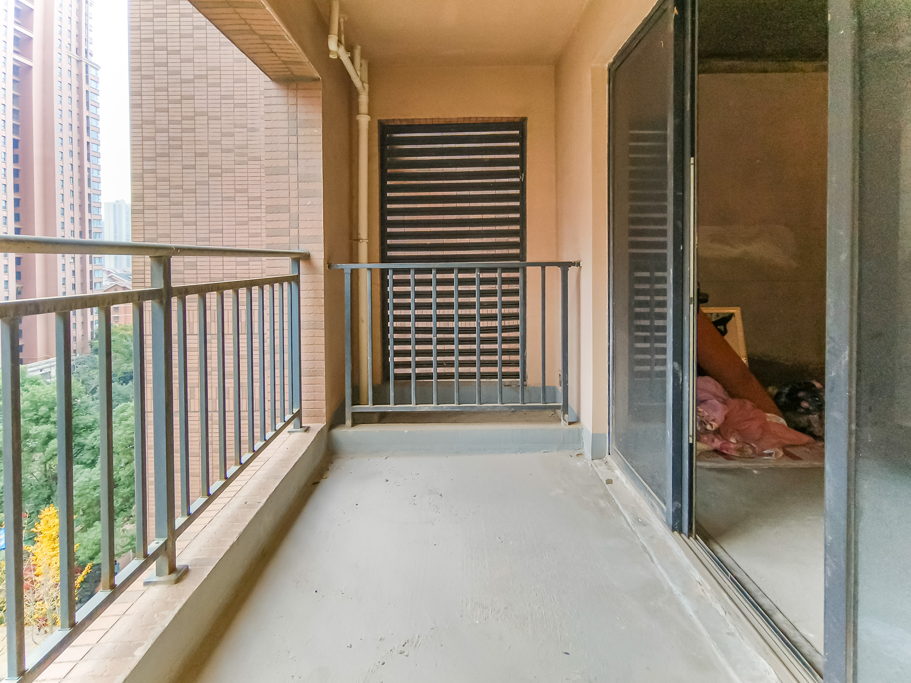 三一街区  4室2厅2卫   144.30万阳台