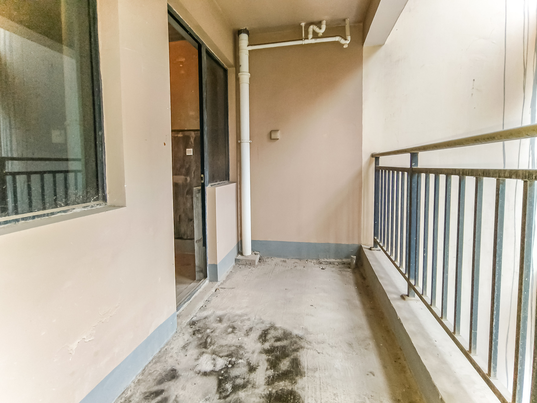 三一街区  4室2厅2卫   144.30万阳台