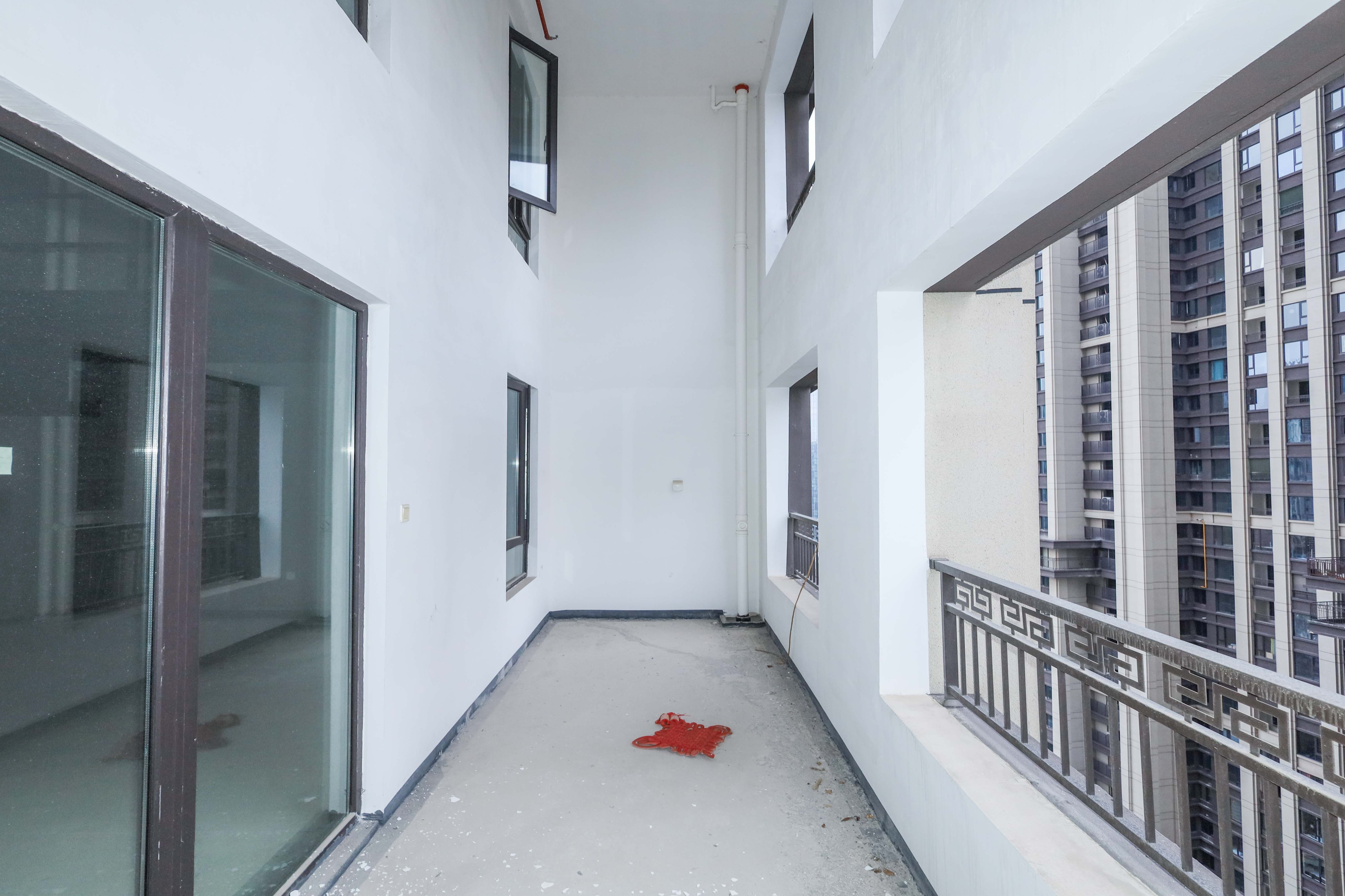 建发央著  5室2厅3卫   330.00万阳台
