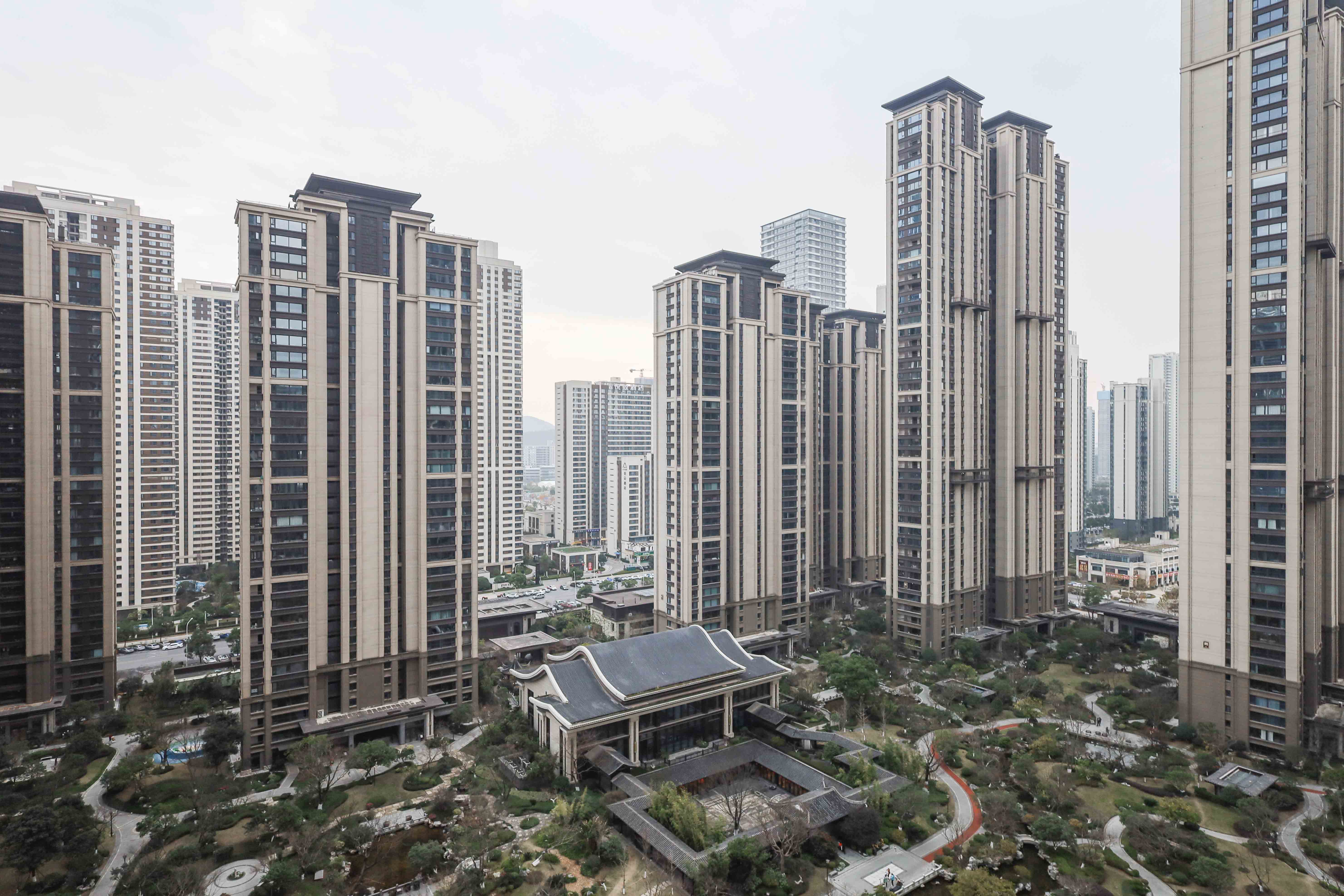 建发央著  5室2厅3卫   330.00万阳台