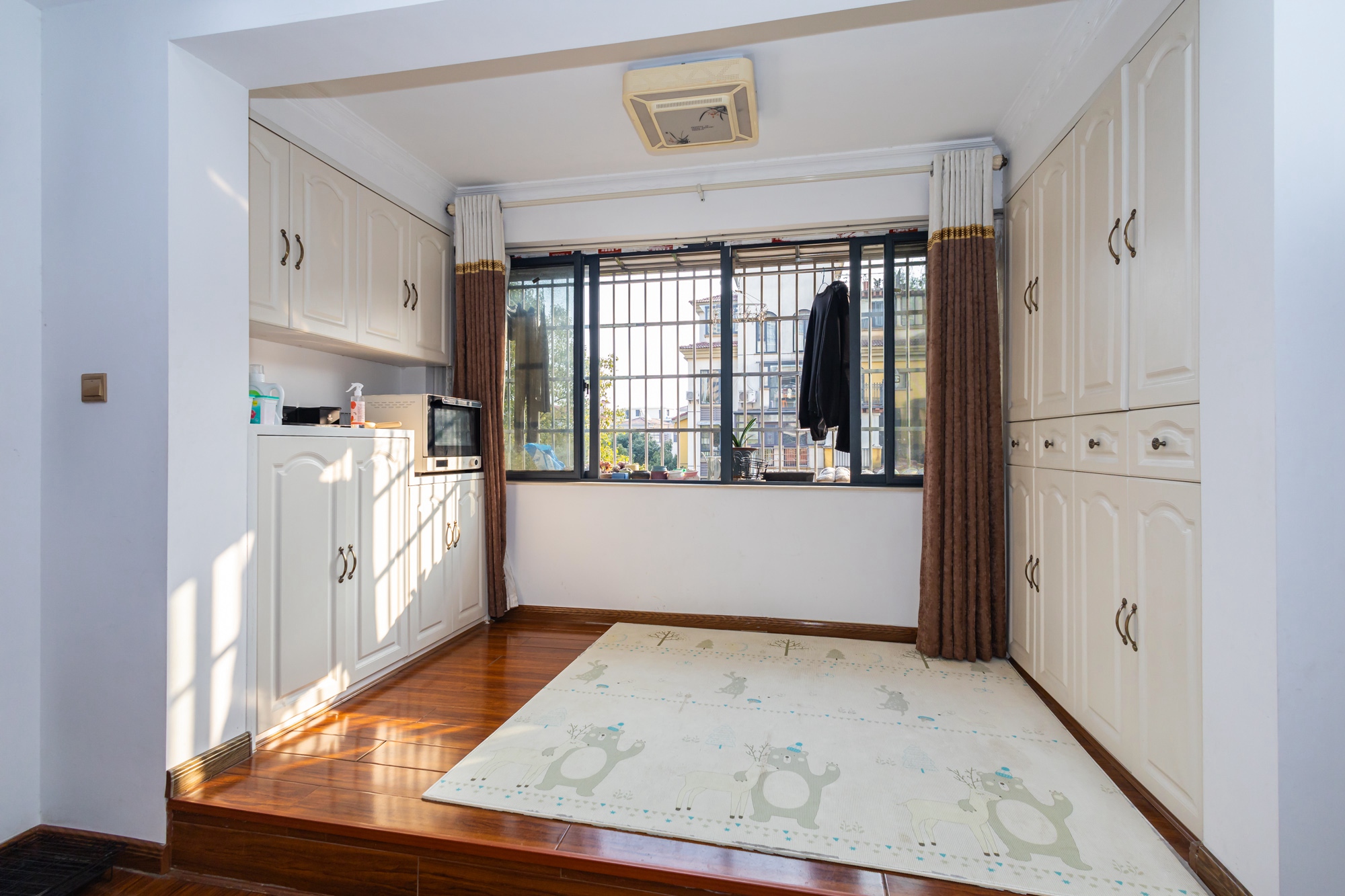 鹏基诺亚山林 3室2厅2卫 77.0万 鹏基诺亚山林 3室2厅2卫 77.0万阳台