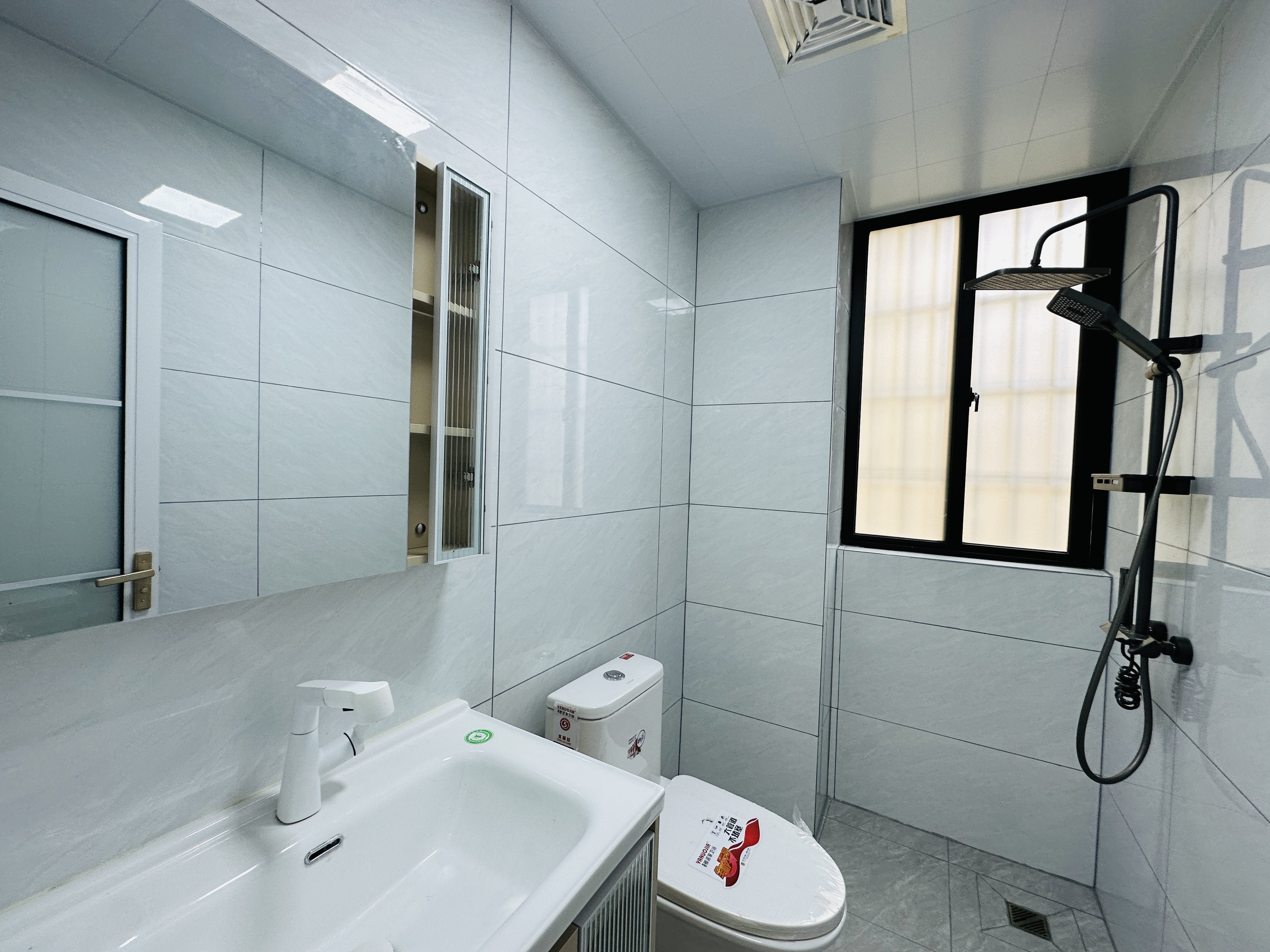 逸秀雅苑 3室2厅2卫 138.0万 逸秀雅苑 3室2厅2卫 138.0万卫生间