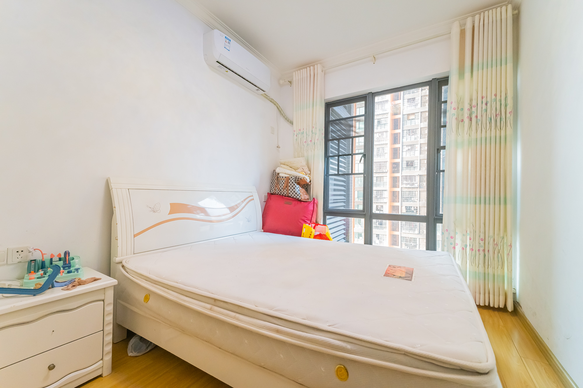 海伦春天 3室2厅2卫 88.0万 海伦春天 3室2厅2卫 88.0万卧室