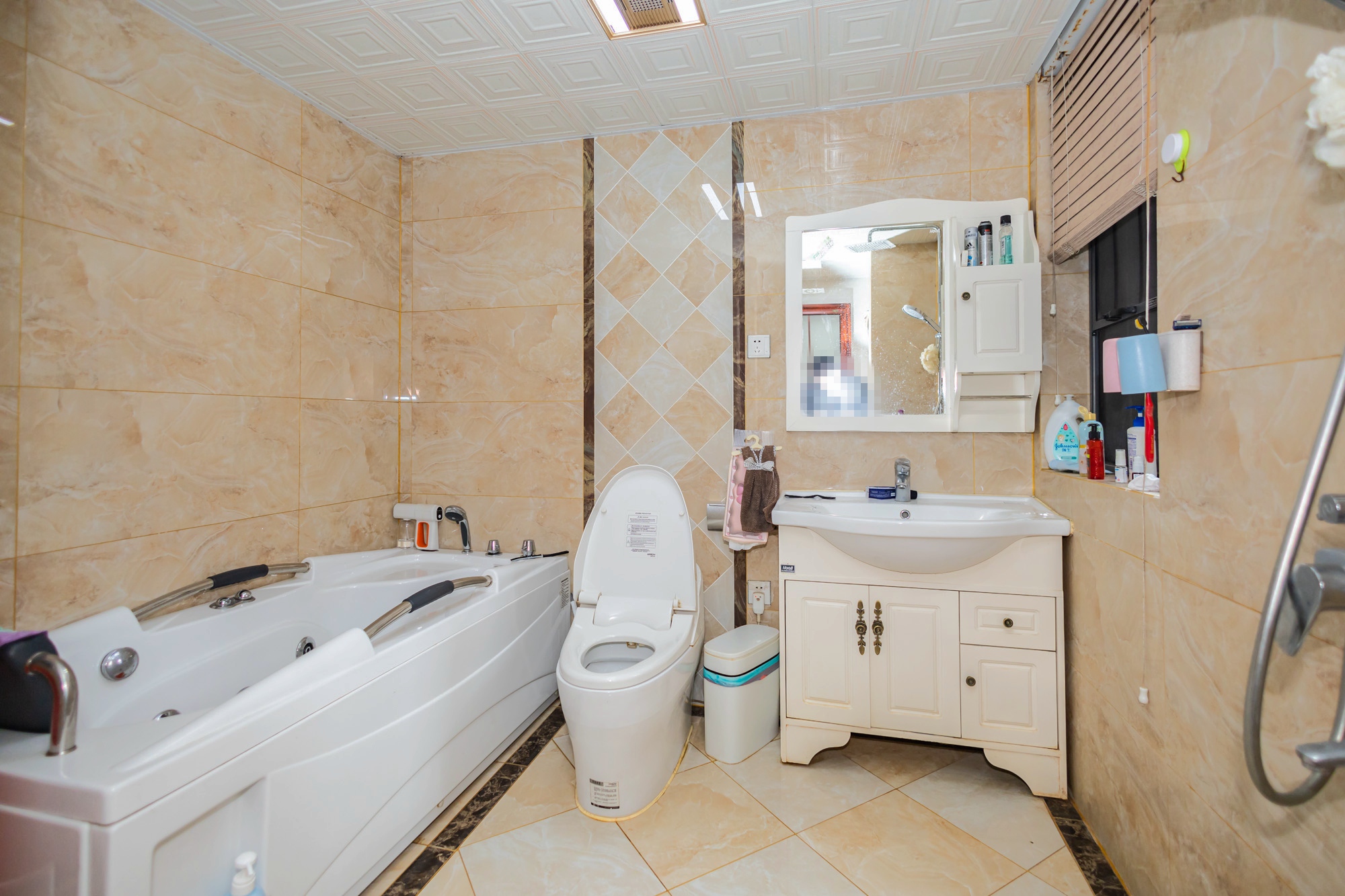 恒基凯旋门一二期  4室2厅2卫    219.8万 恒基凯旋门一二期  4室2厅2卫    219.8万卫生间