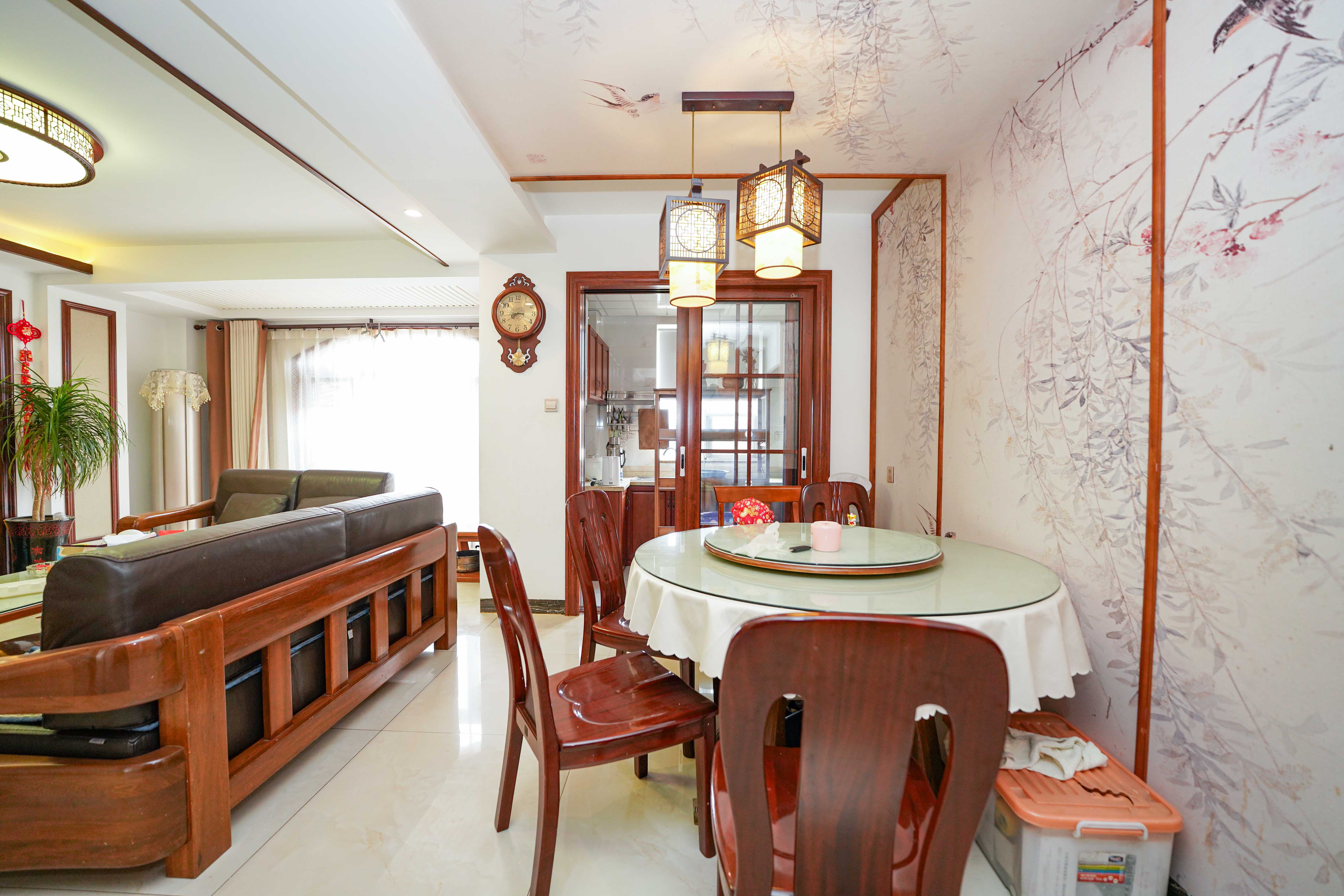 丽发新城  6室2厅3卫   200.00万客厅