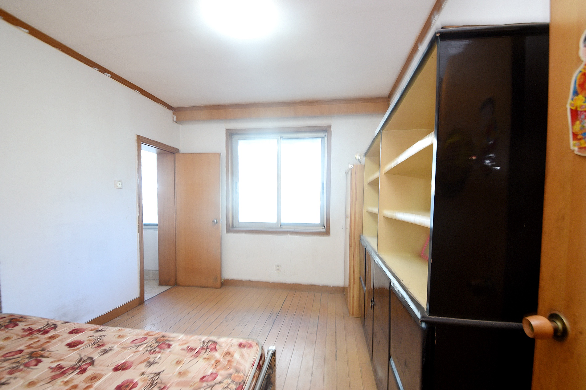 鸿园小区  3室2厅2卫   130.00万卧室