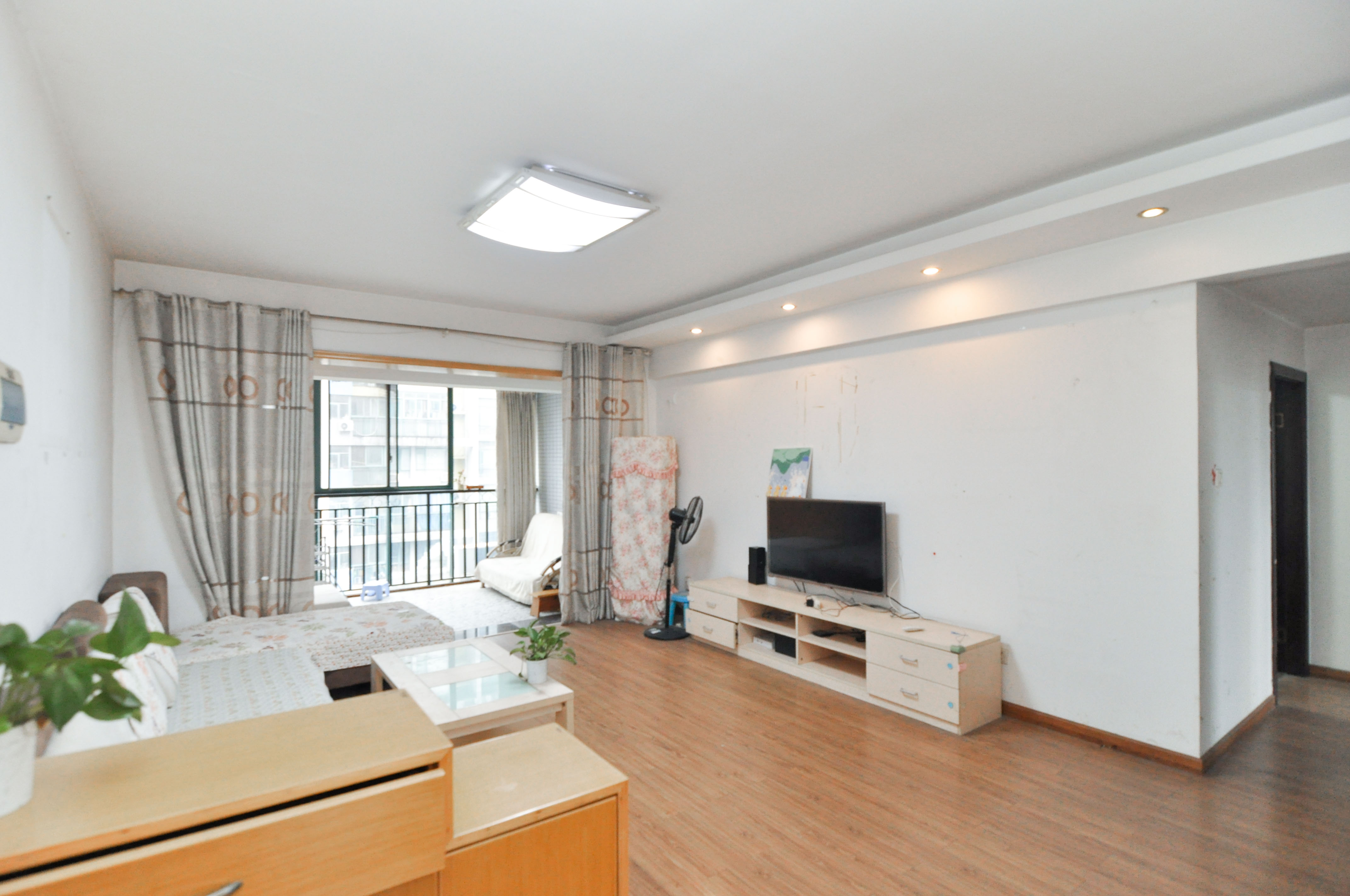 望兴景园一期  3室2厅2卫   102.00万客厅
