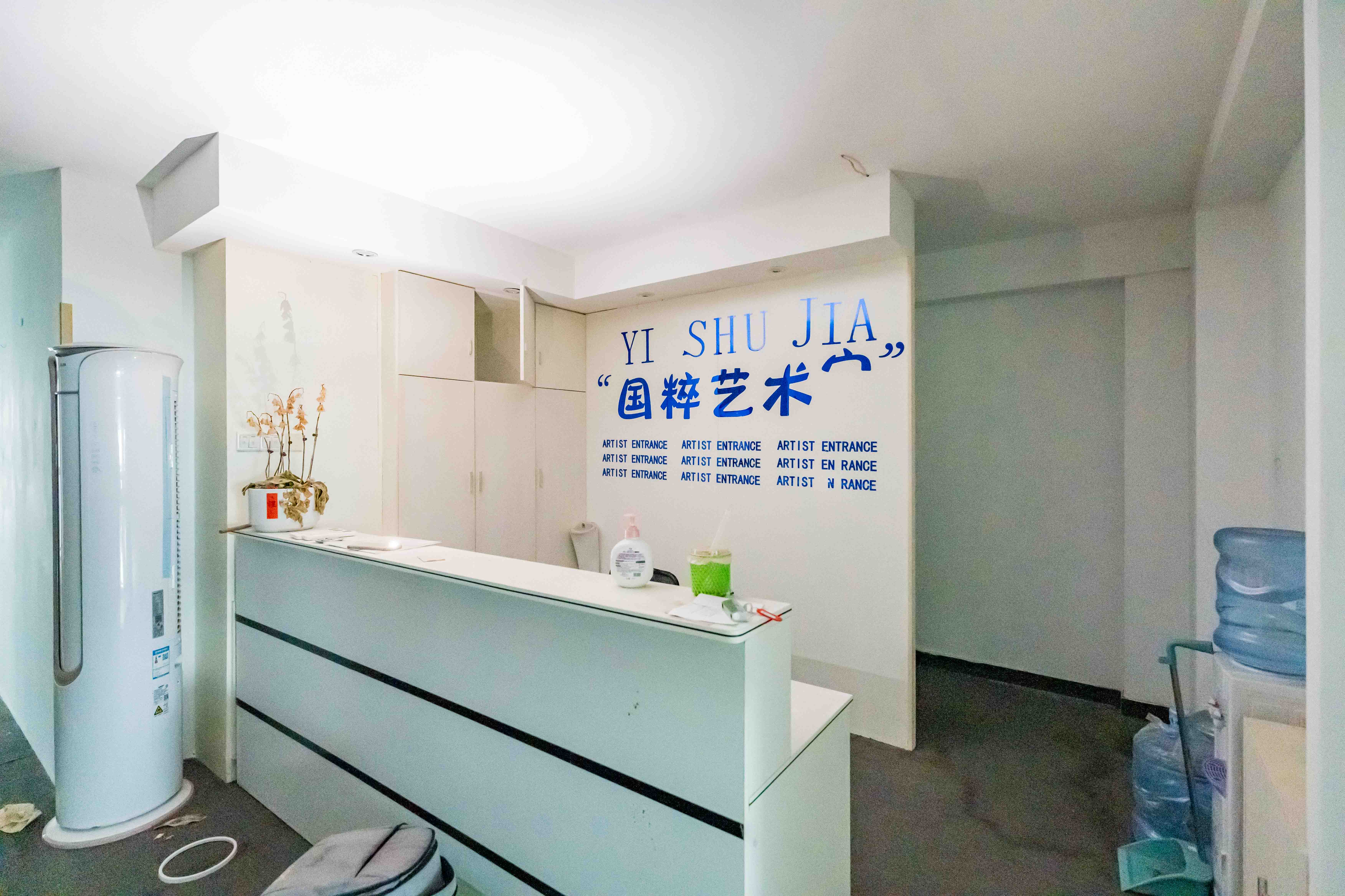 新时代广场  1室1厅1卫   82.00万客厅