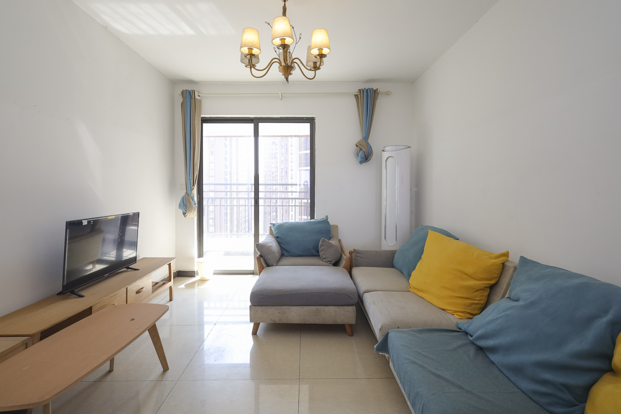 绿地海外滩一期  3室2厅2卫    75.0万客厅