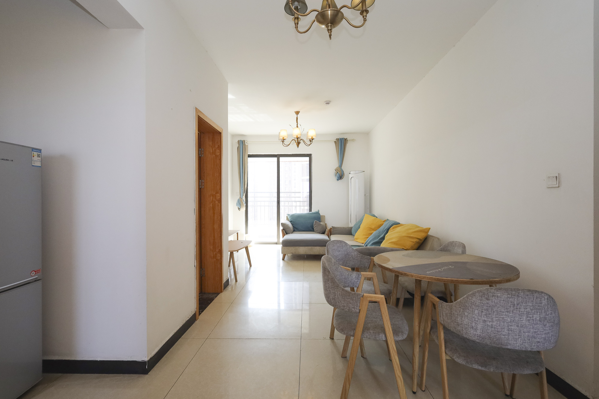 绿地海外滩一期  3室2厅2卫    75.0万客厅