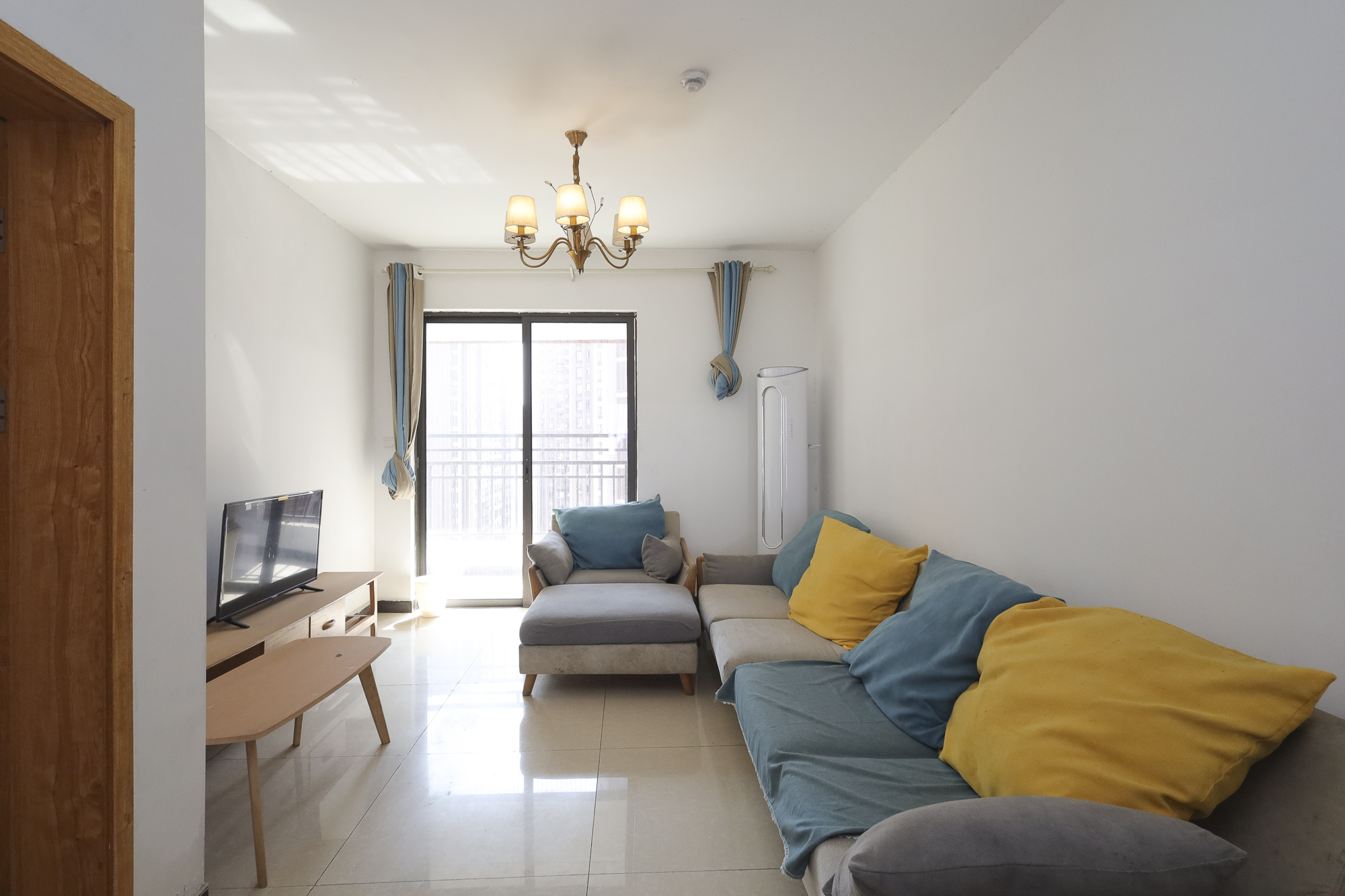 绿地海外滩一期  3室2厅2卫    75.0万客厅