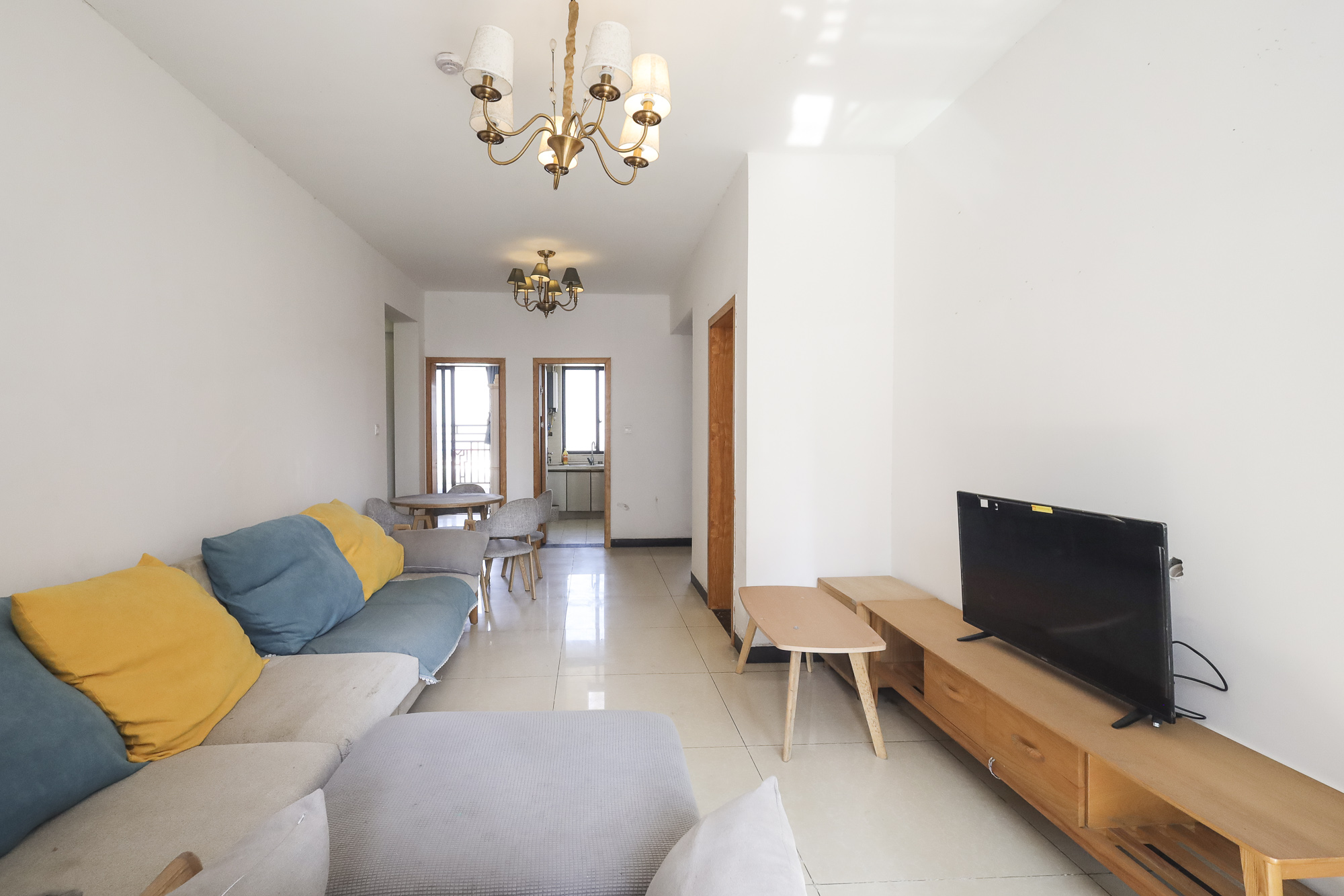 绿地海外滩一期  3室2厅2卫    75.0万客厅