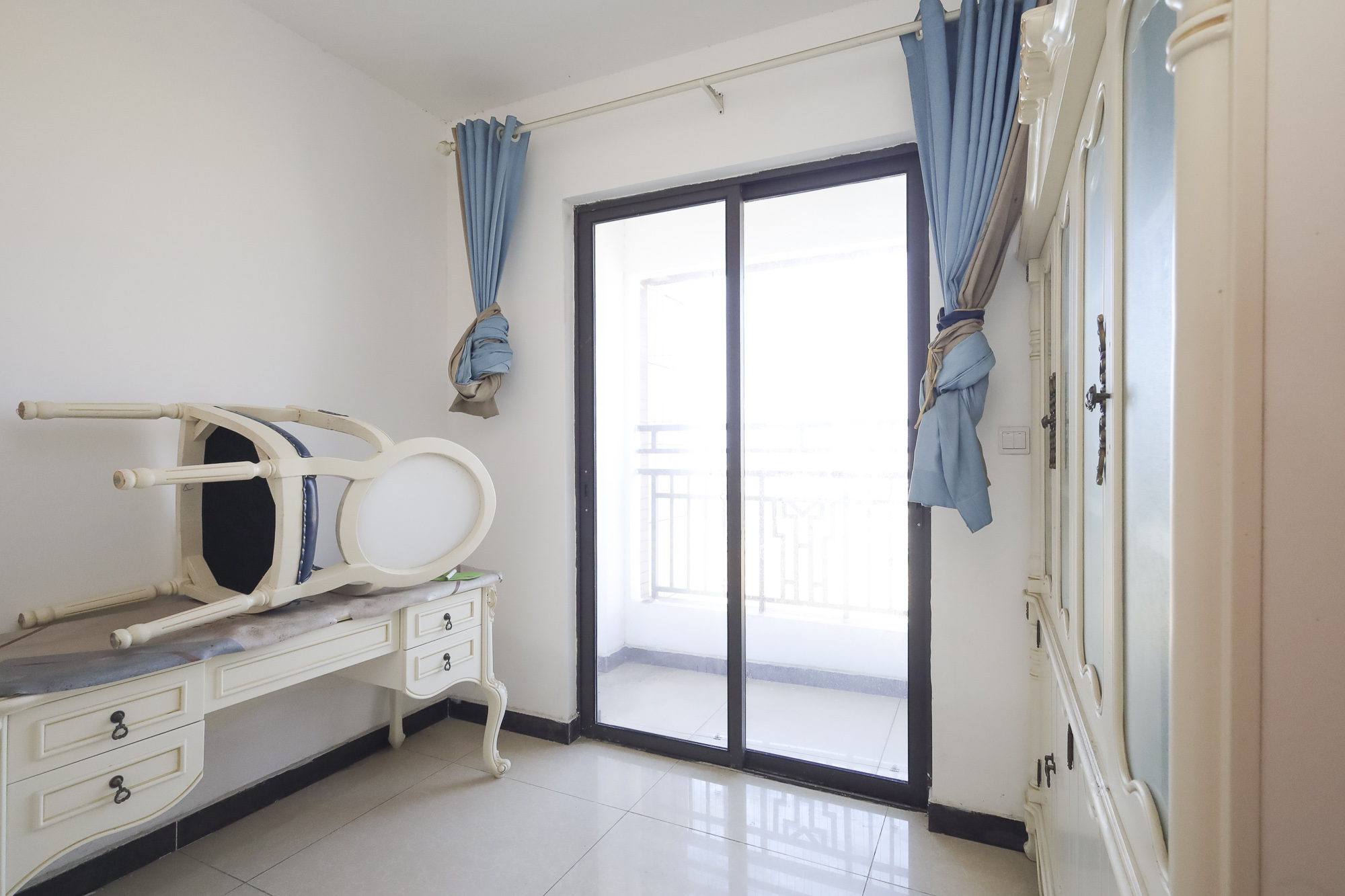 绿地海外滩一期  3室2厅2卫    75.0万卧室