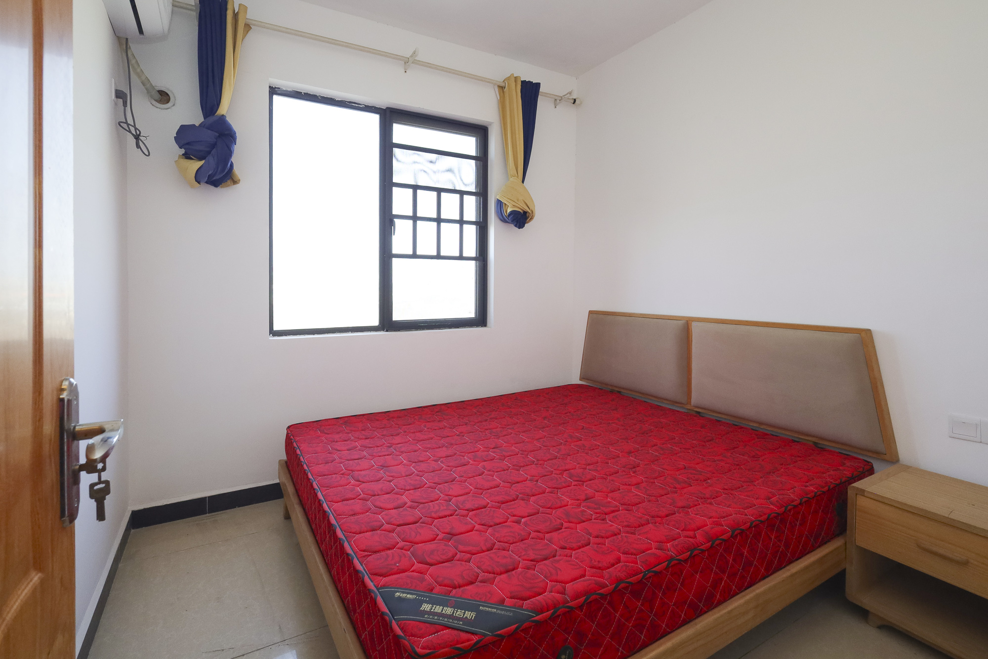 绿地海外滩一期  3室2厅2卫    75.0万卧室