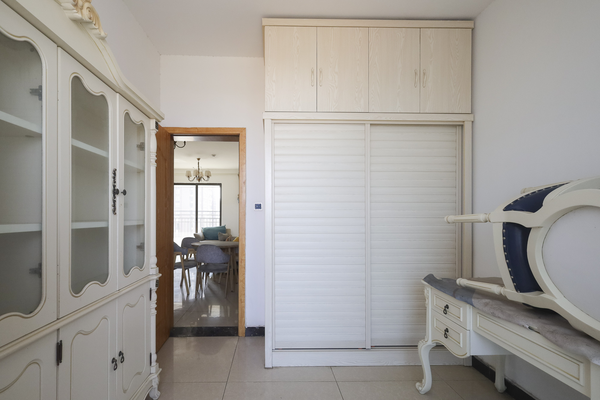 绿地海外滩一期  3室2厅2卫    75.0万卧室