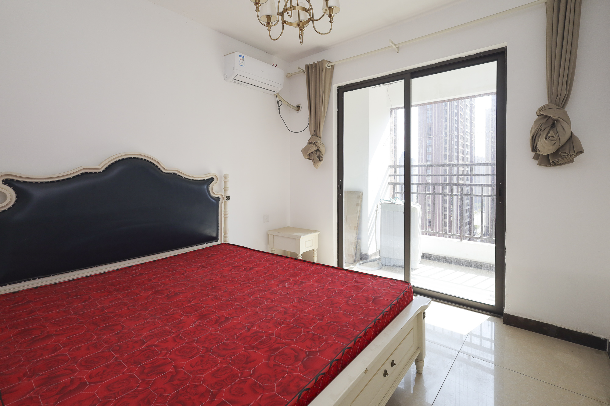 绿地海外滩一期  3室2厅2卫    75.0万卧室