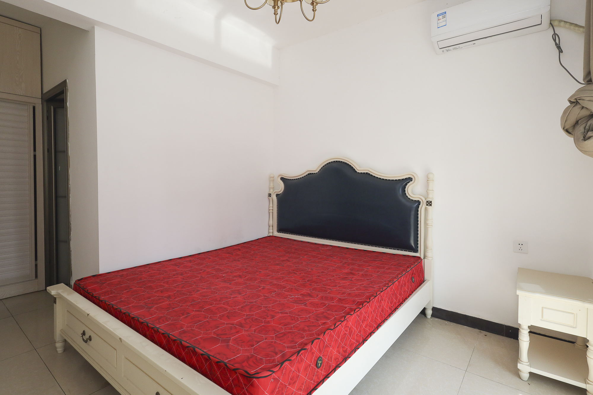 绿地海外滩一期  3室2厅2卫    75.0万卧室