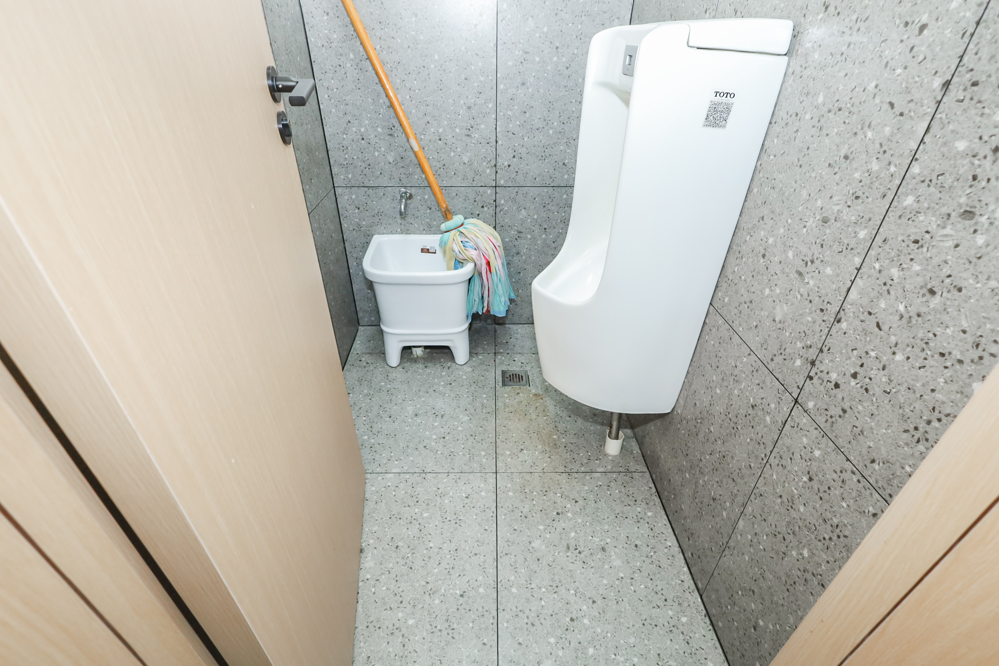 世茂铂曼  4室1厅1卫   351.00万卫生间