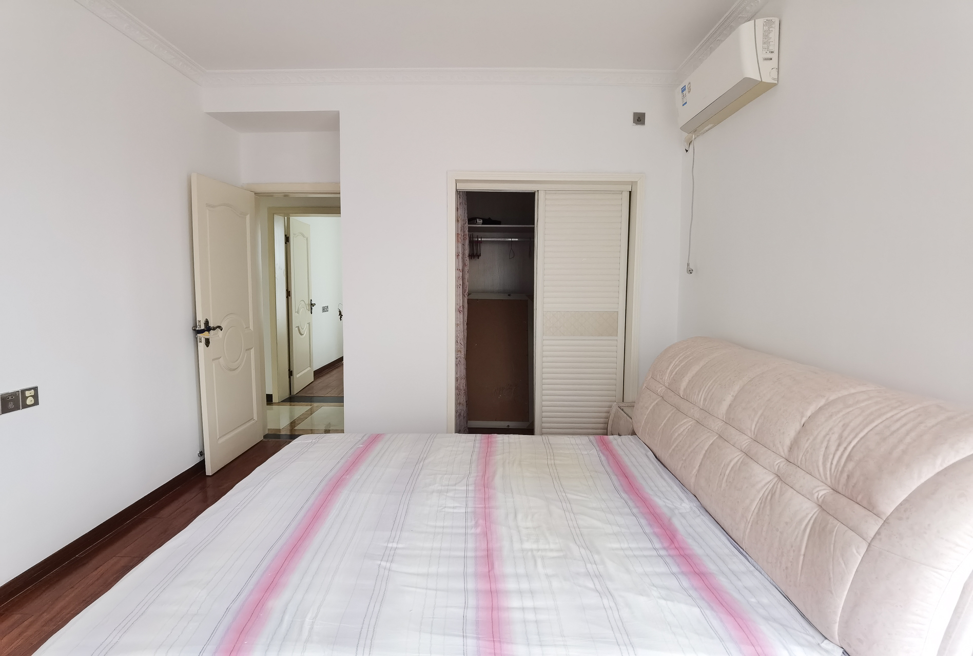 珠江东方明珠（新地东方明珠）一二期  3室2厅2卫    84.0万卧室