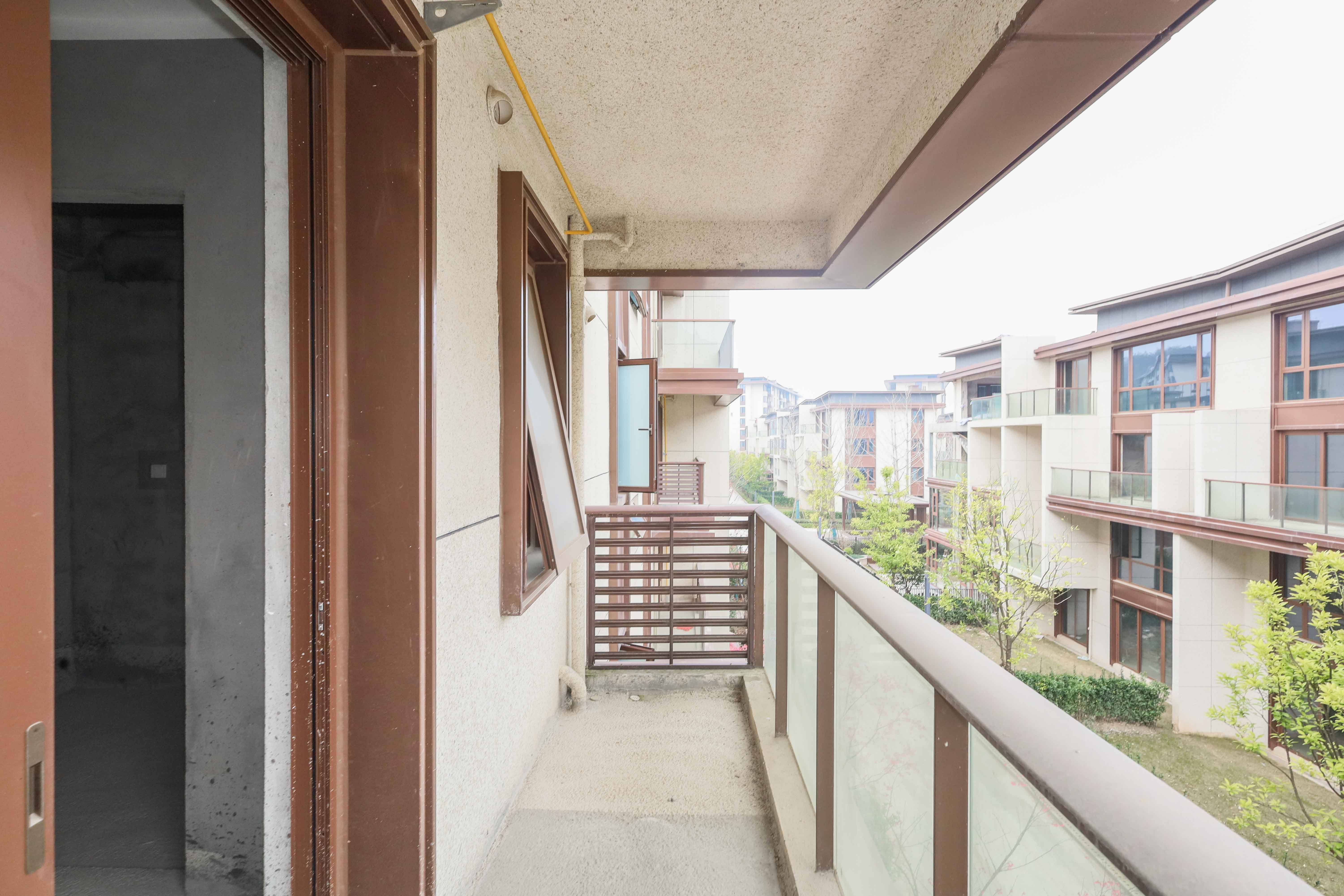 绿地麓湖郡  4室2厅2卫   350.00万阳台