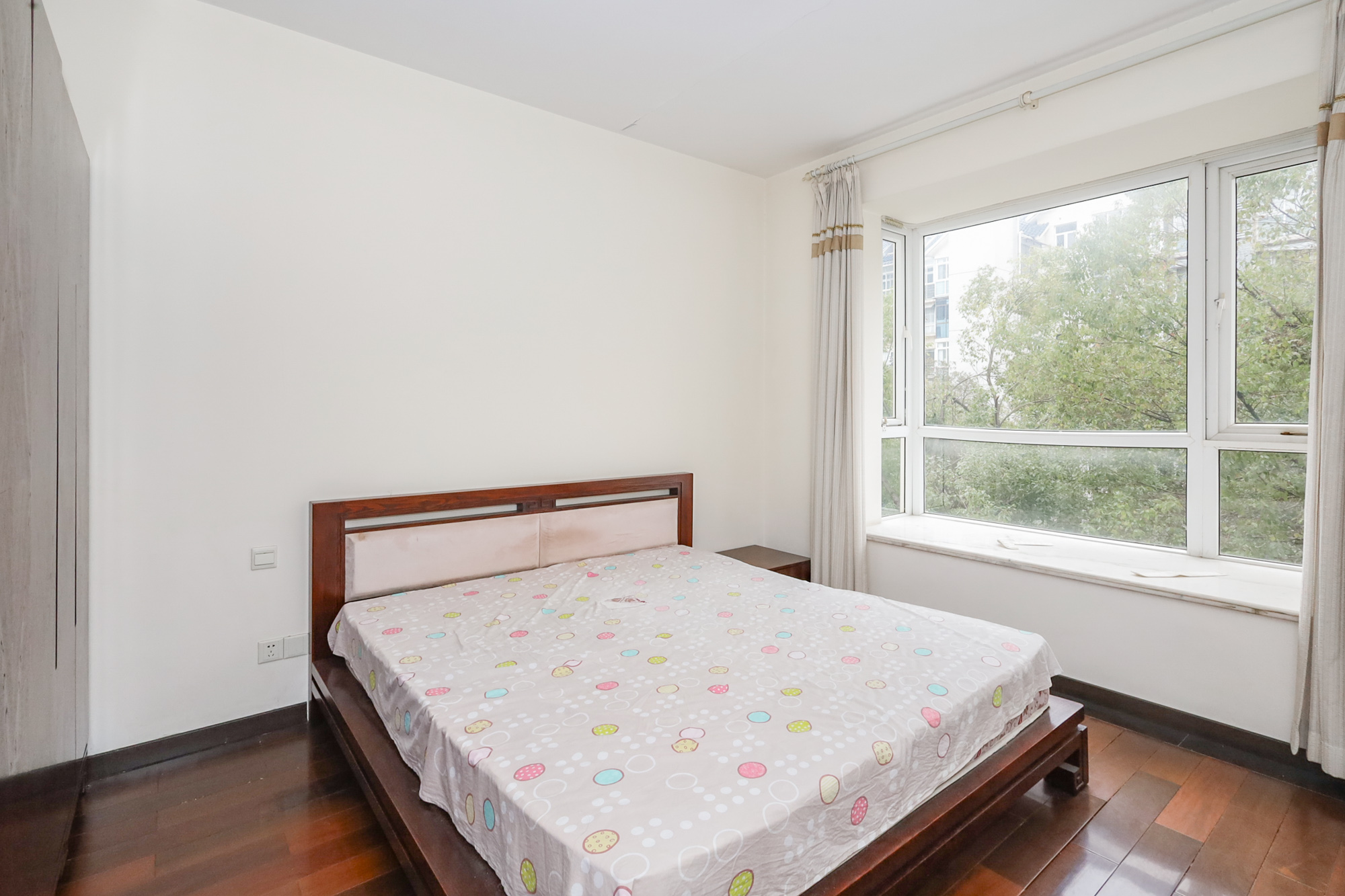 八方小区A区  4室2厅2卫    508.0万卧室